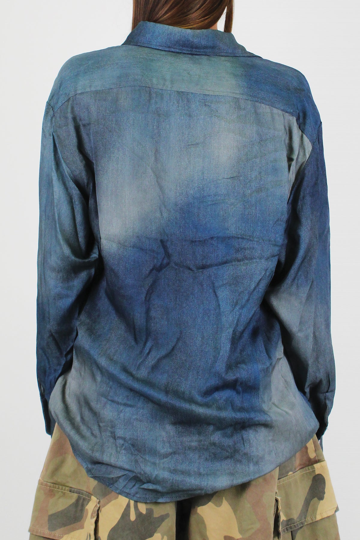Tensione in - Camicia in viscosa effetto denim con tasche frontali