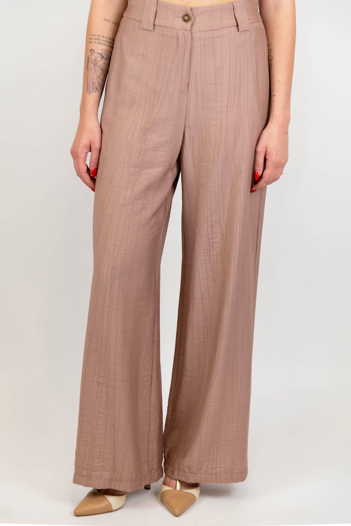 Tensione in - Tailleur in viscosa leggera con giacca monopetto e pantalone palazzo con elastico sul retro