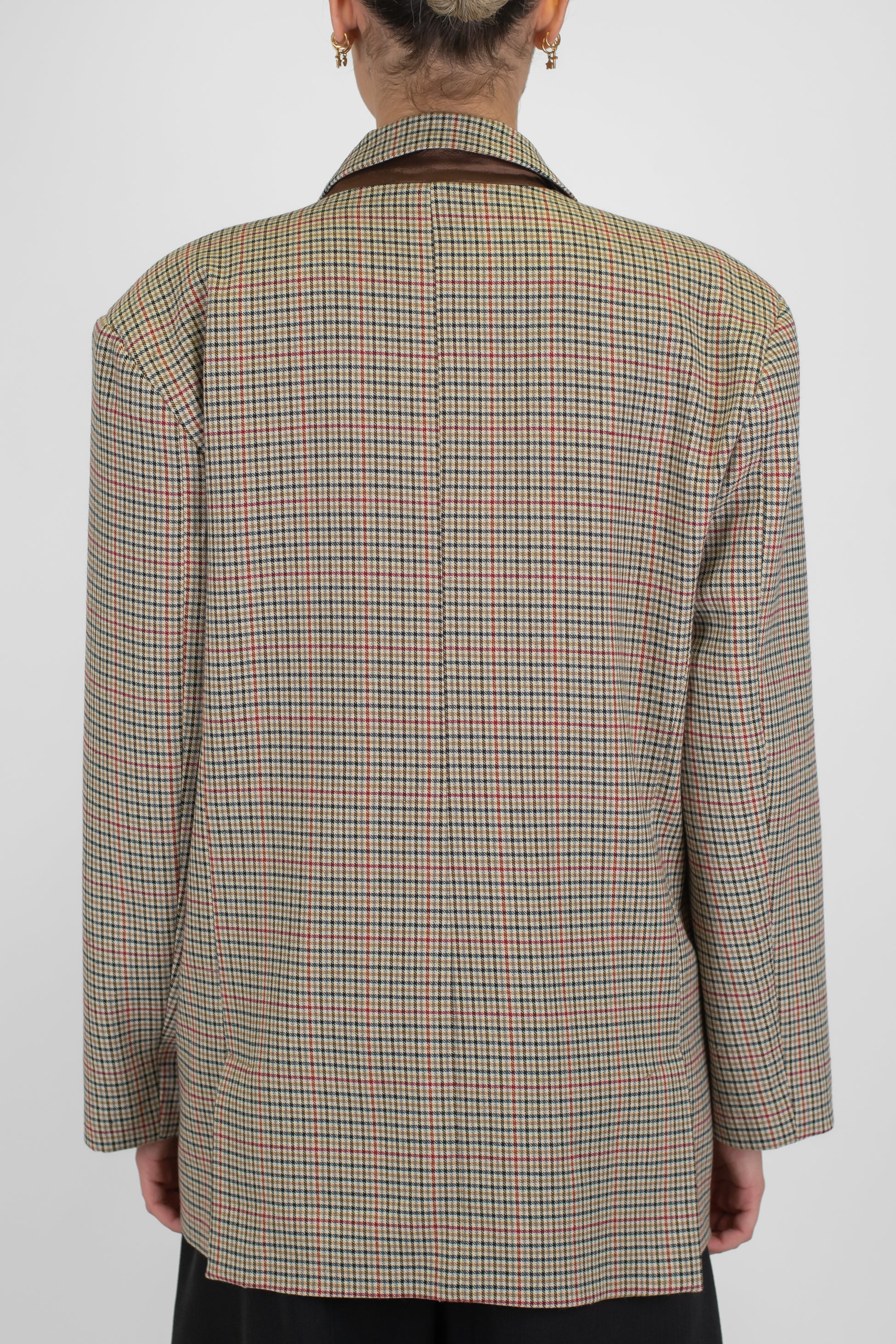 Tensione in - Giacca doppiopetto microfantasia quadri con rever ampio a lancia, spalline e guanti