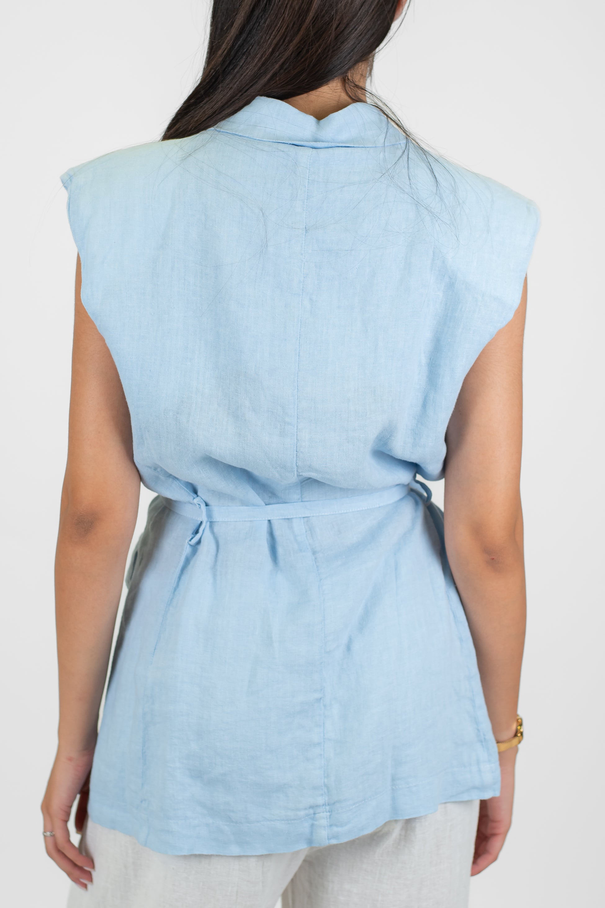 Tensione in - Giacca giromaniche in puro lino con spilla fiore e cintura in tessuto