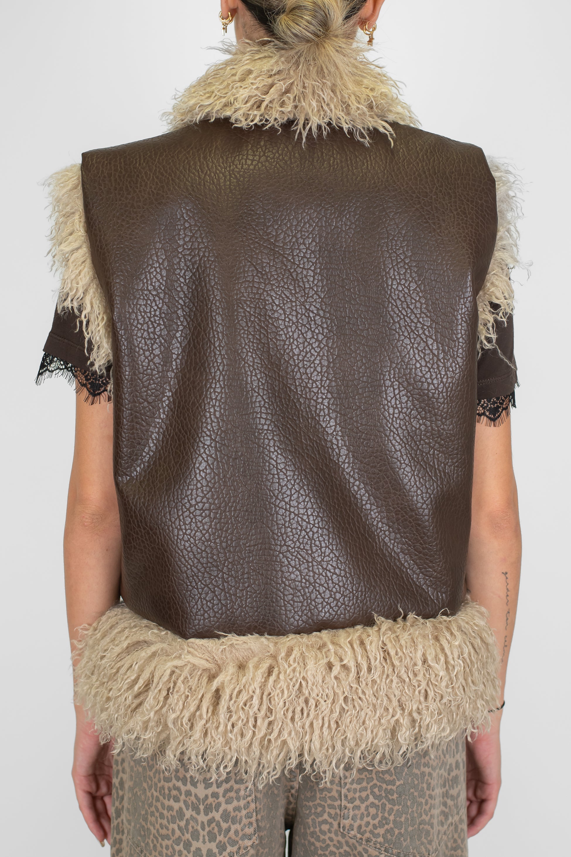 Tensione in - Gilet in ecopelle con profili in ecopelliccia