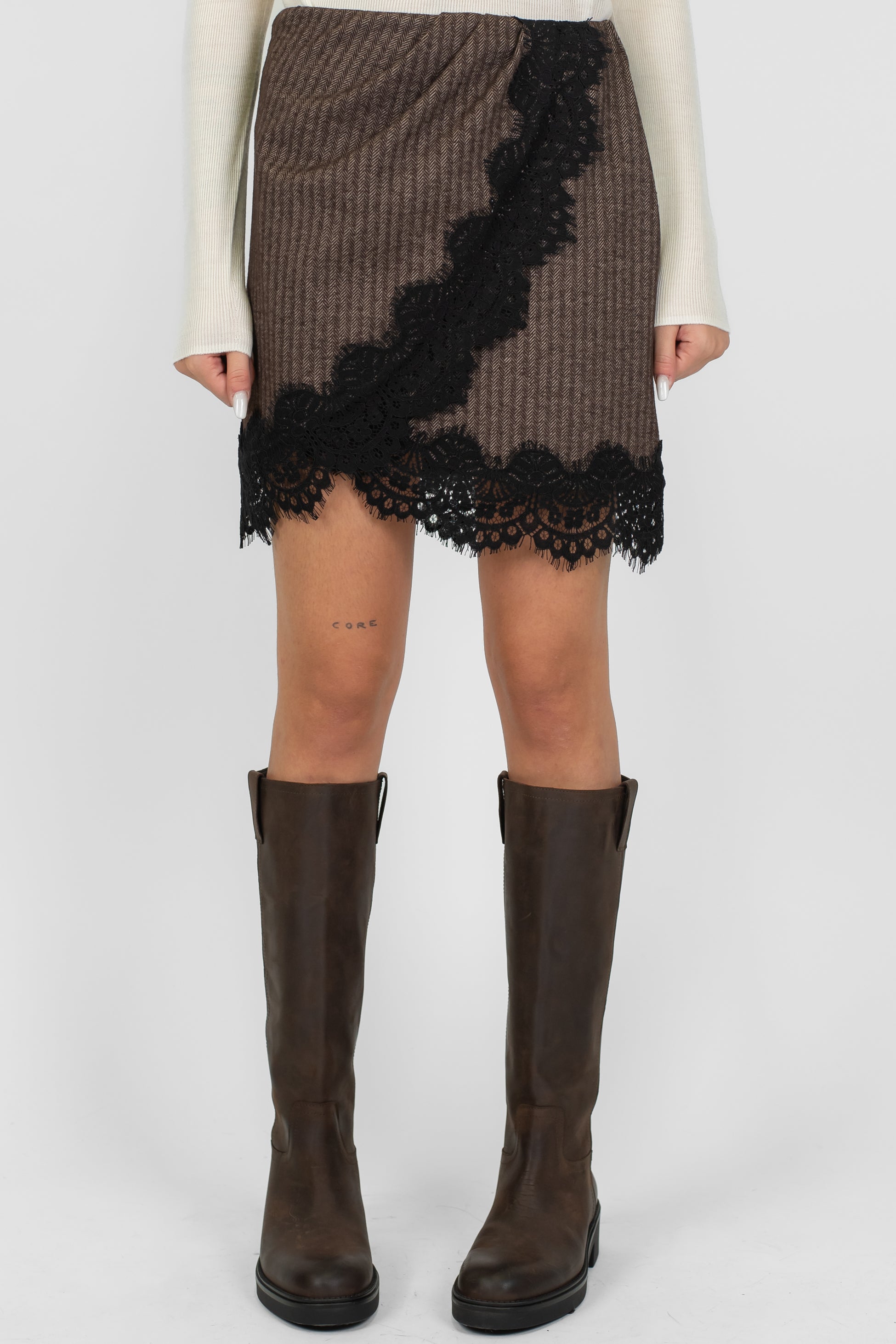 Tensione in - Minigonna fantasia spigata con orli in pizzo