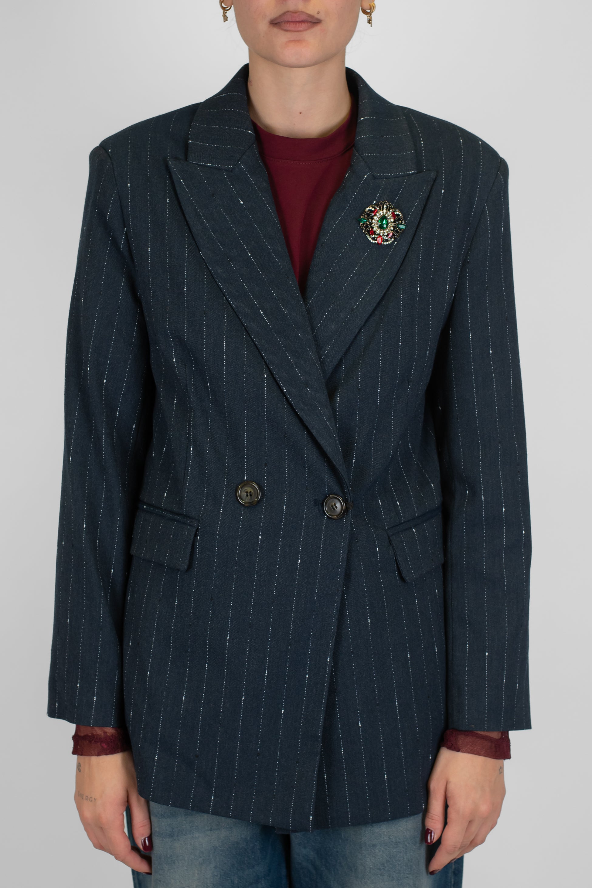 Maryley - Giacca doppiopetto gessata con spilla gioiello su rever