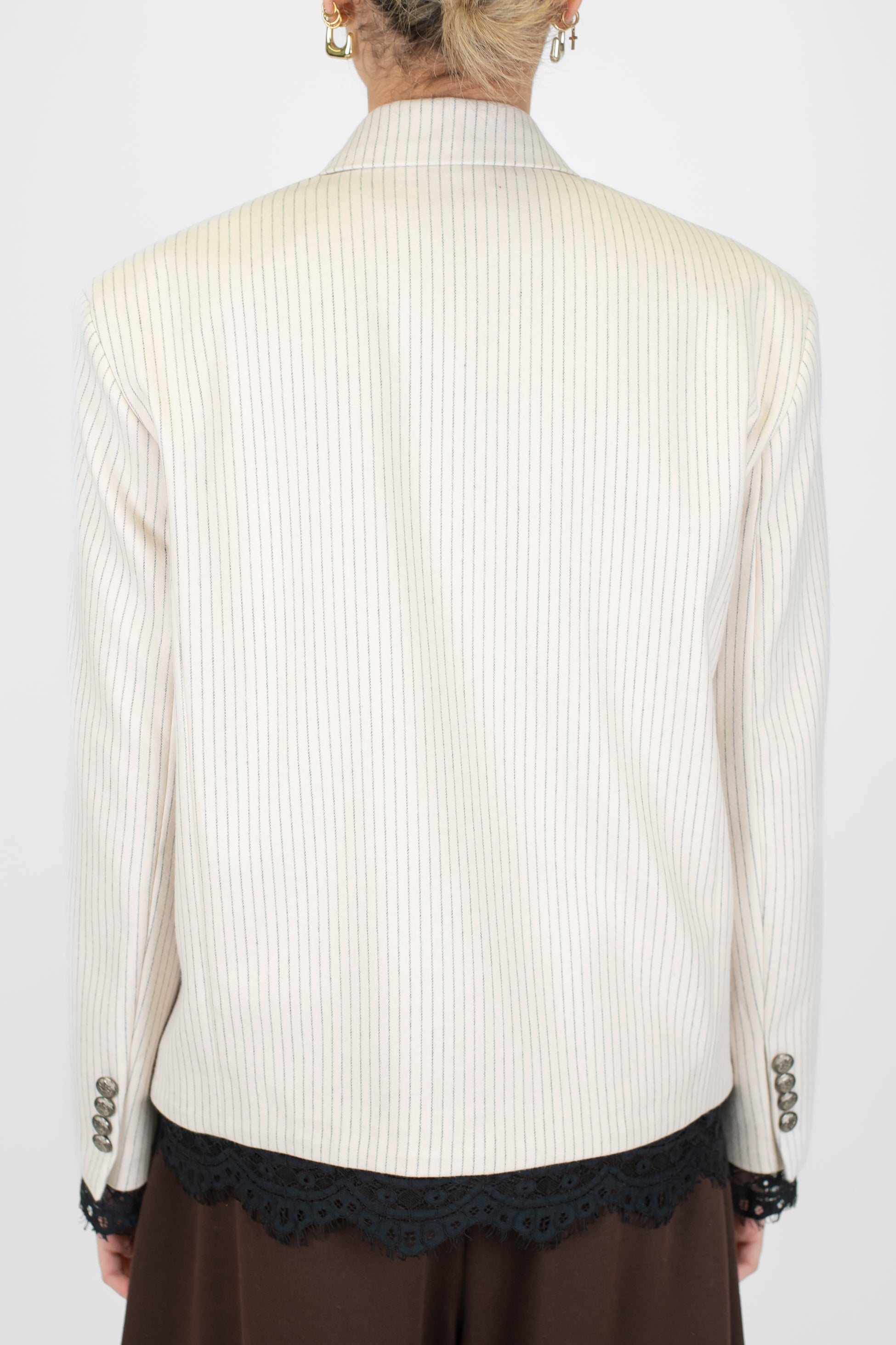 Motel - Giacca doppiopetto gessata con orli in pizzo e spilla gioiello