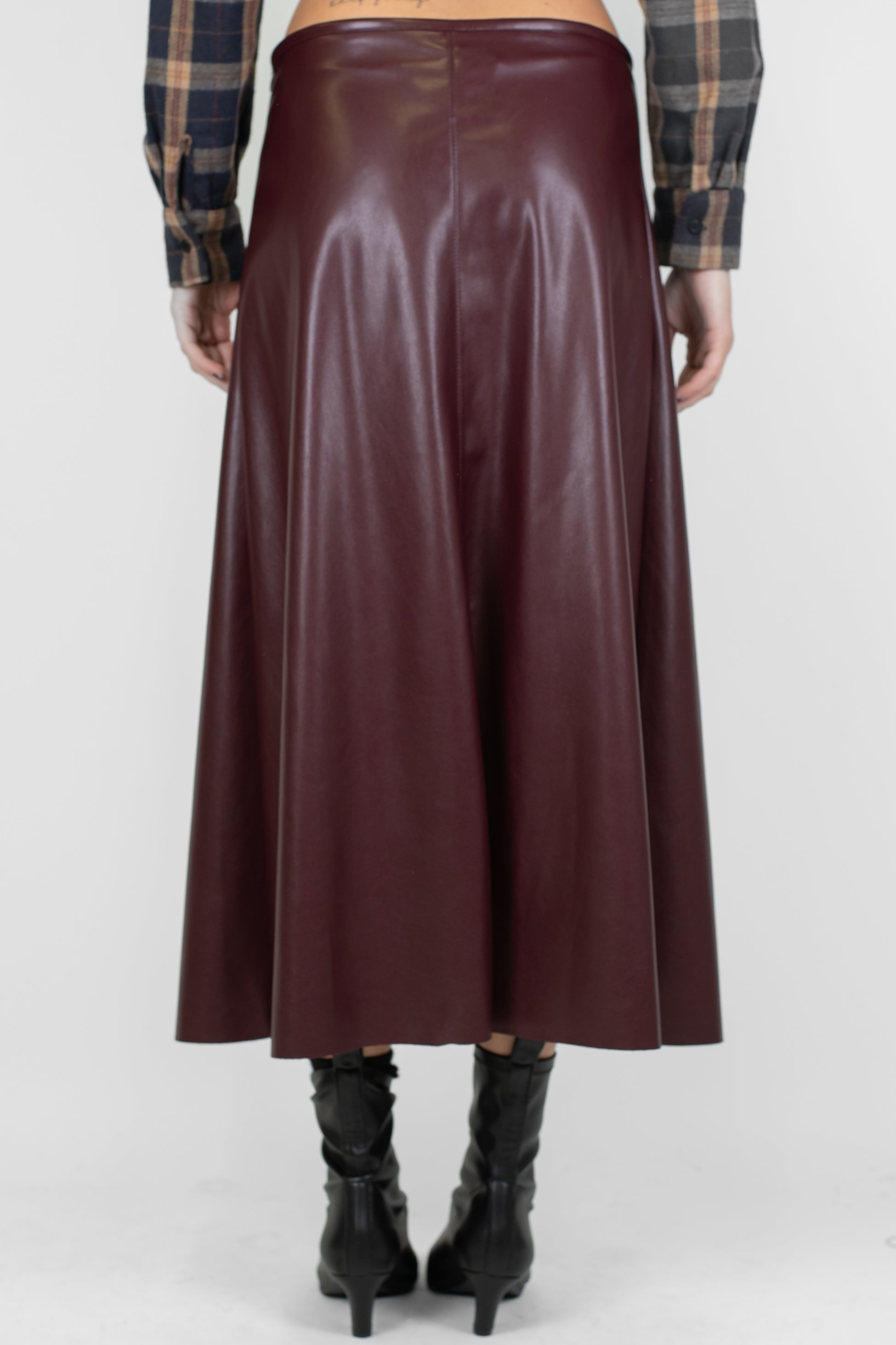 Tensione in - Gonna svasata in ecopelle con fondo a taglio vivo