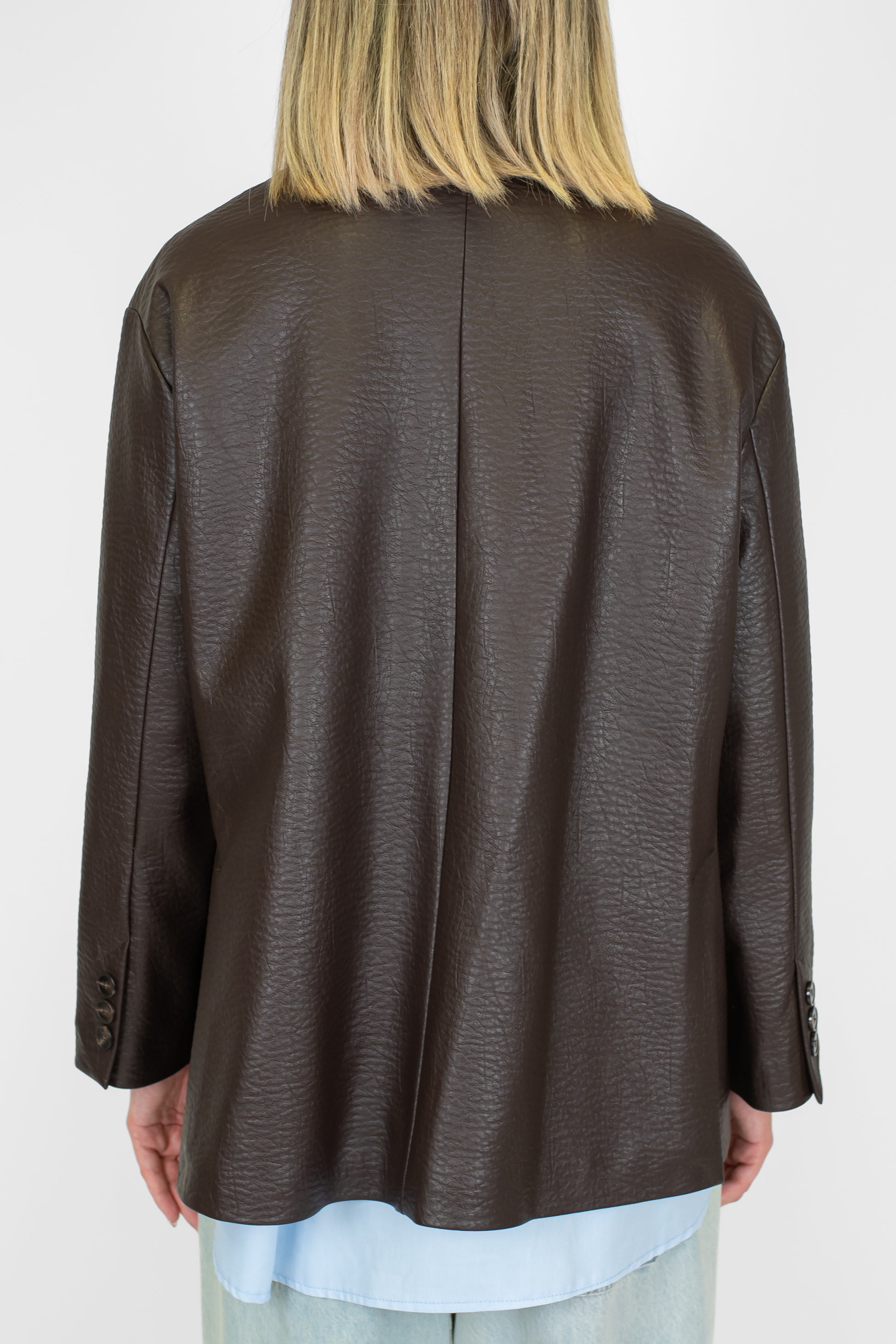 Tensione in - Giacca monopetto in ecopelle con taschini laterali