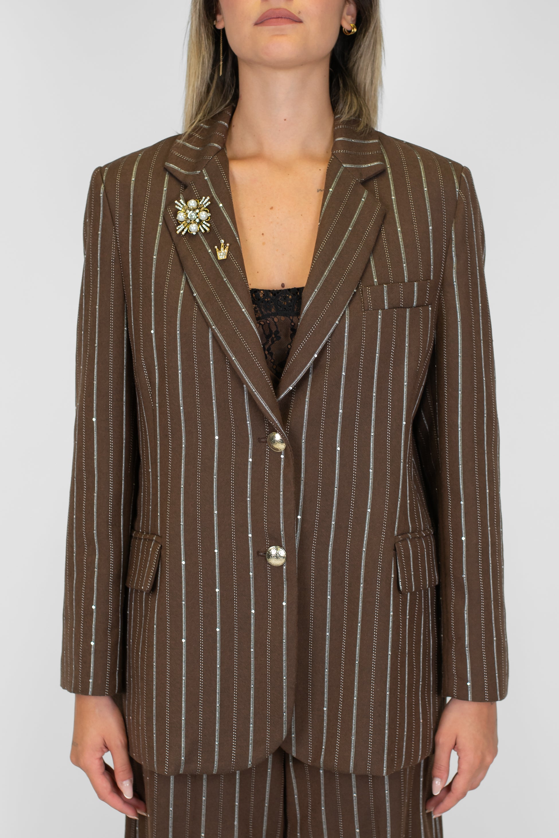 Motel -  Giacca monopetto gessata con piallettes e spilla gioiello