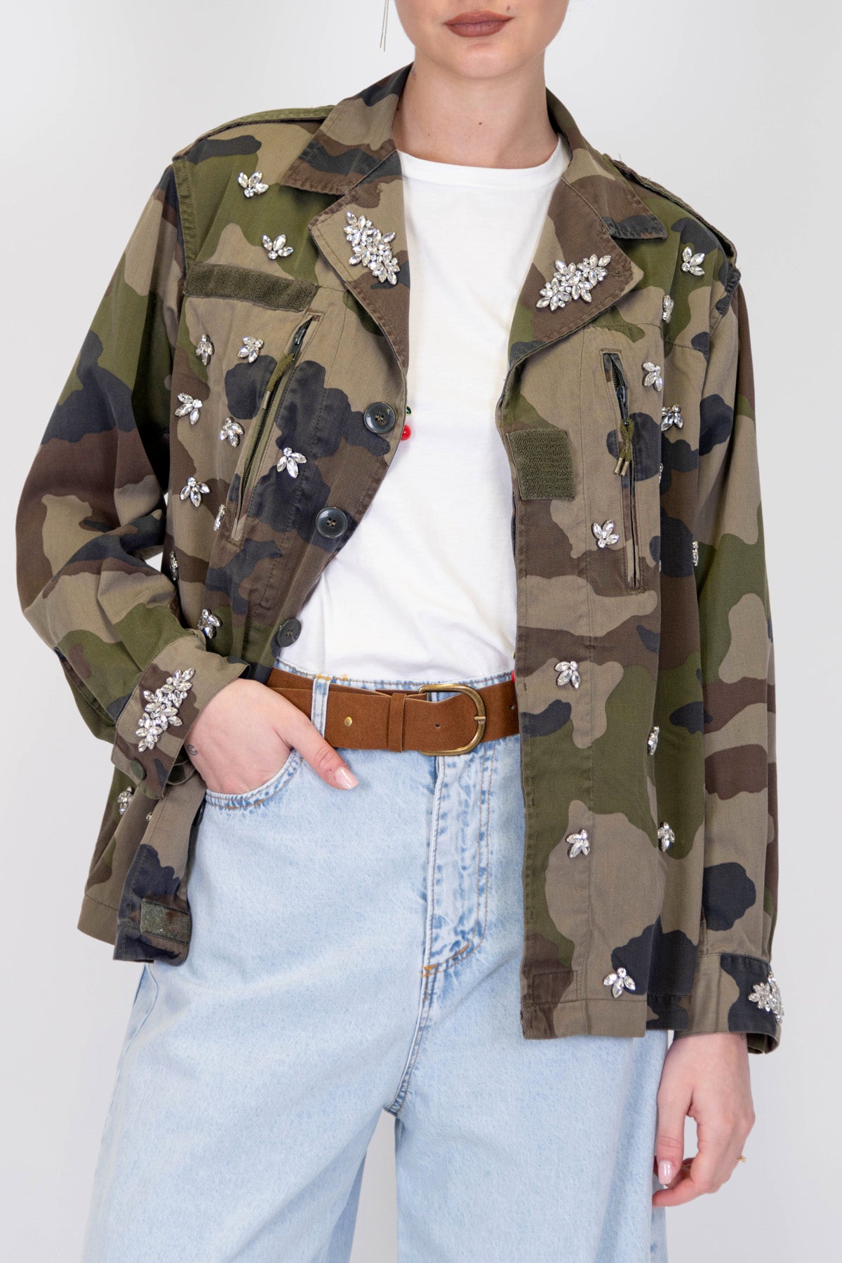 Tensione in - Giacca camouflage con pietre gioiello e chiusura a scomparsa