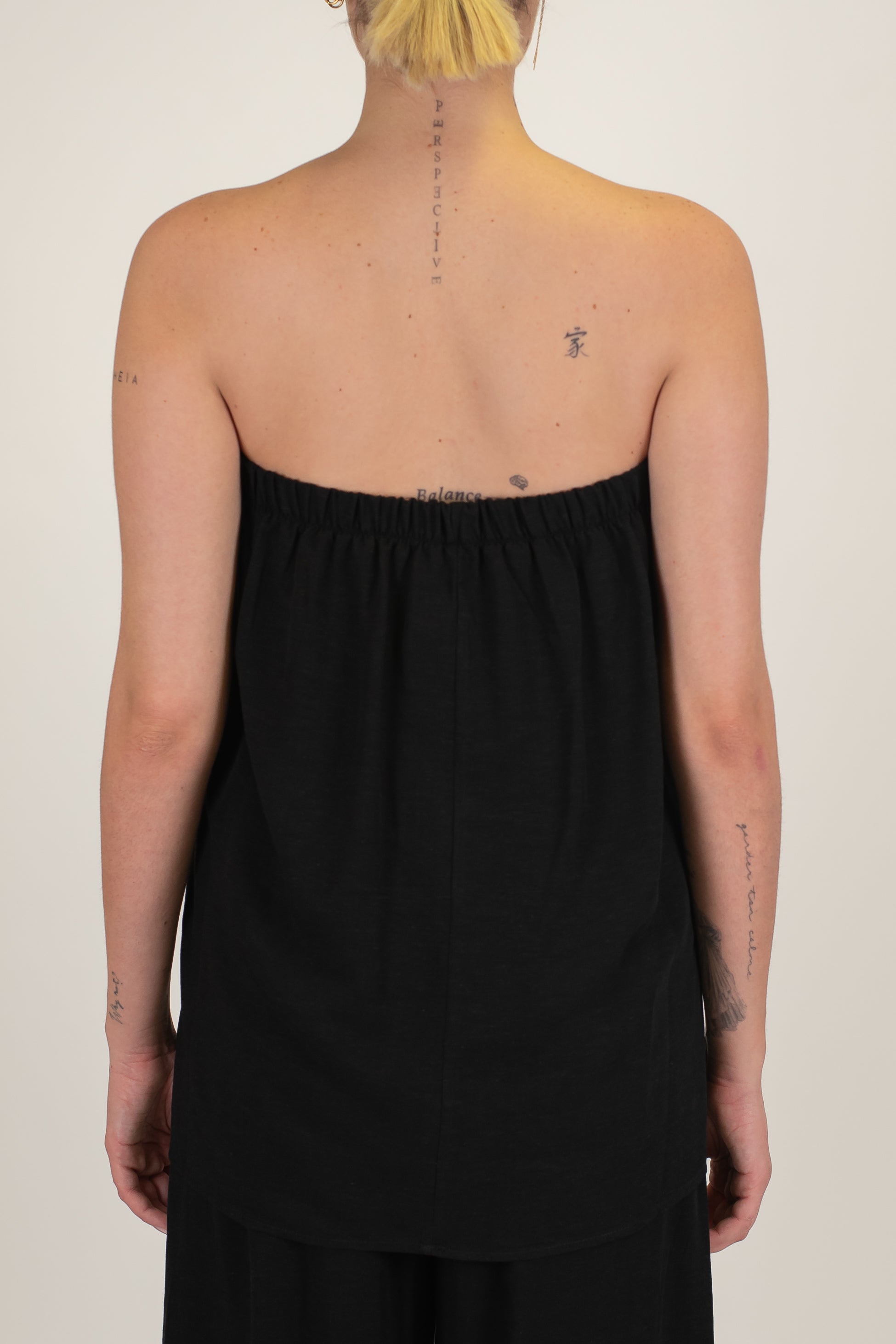 Tensione in - Coordinato in misto lino con top a fascia e pantalone palazzo con elastico sul retro