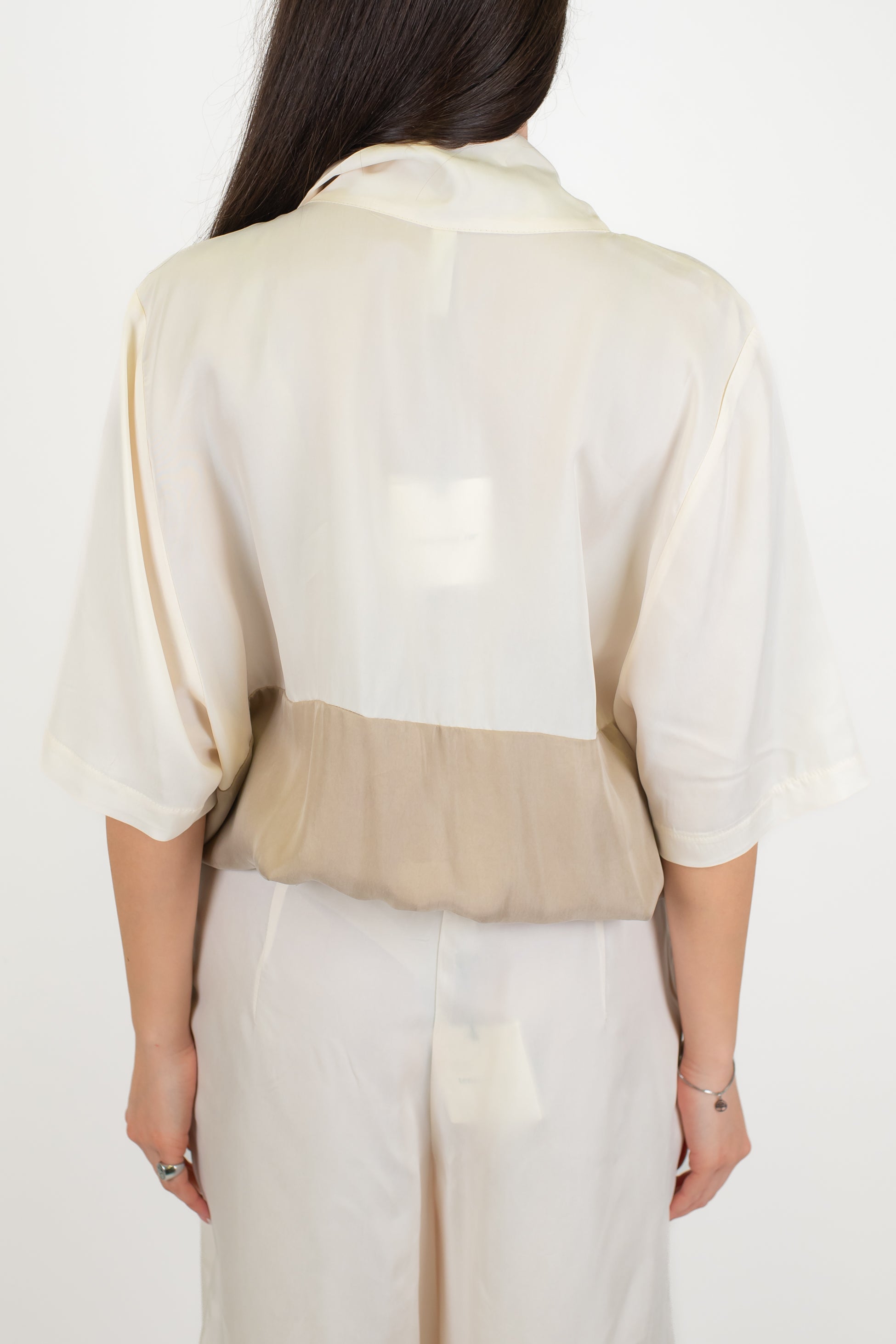 Tensione in - Camicia over mezzamanica in cupro con colore a contrasto ed elastico sul fondo