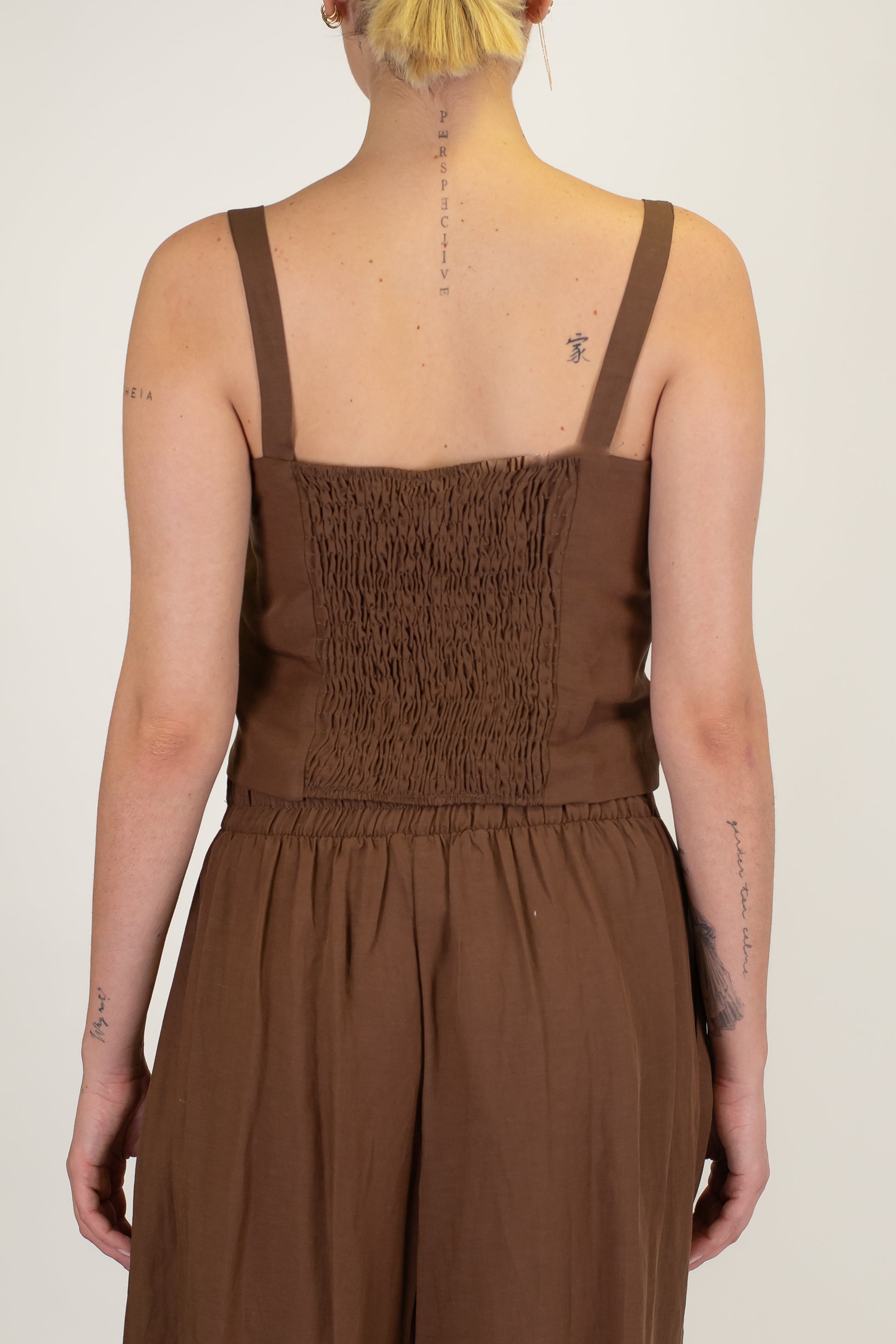 Tensione in - Coordinato in misto viscosa e lino con top bretelle e pantalone palazzo con pinces ed elastico sul retro