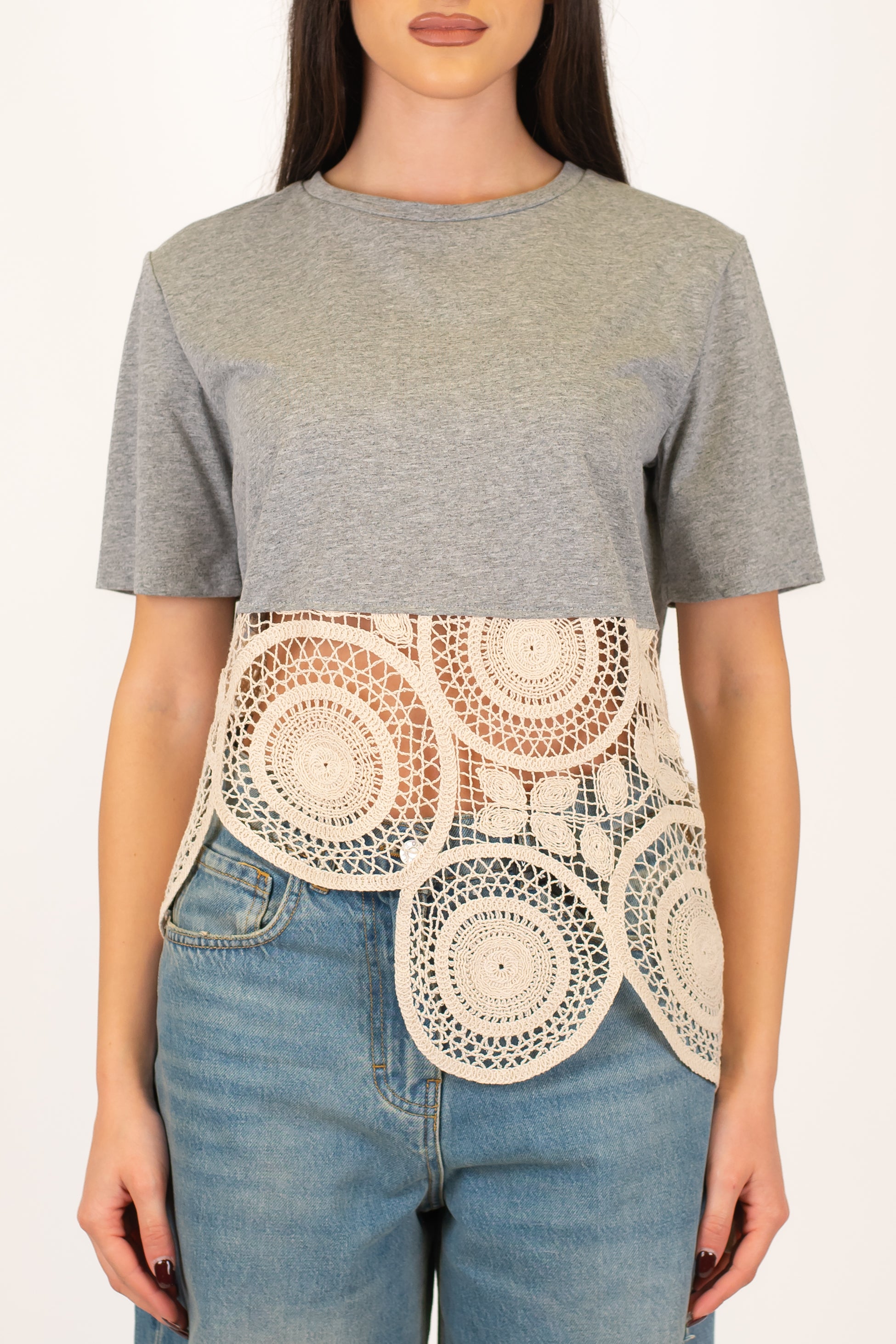 Tensione in - T-shirt con fondo asimmetrico in crochet lavorato all'uncinetto