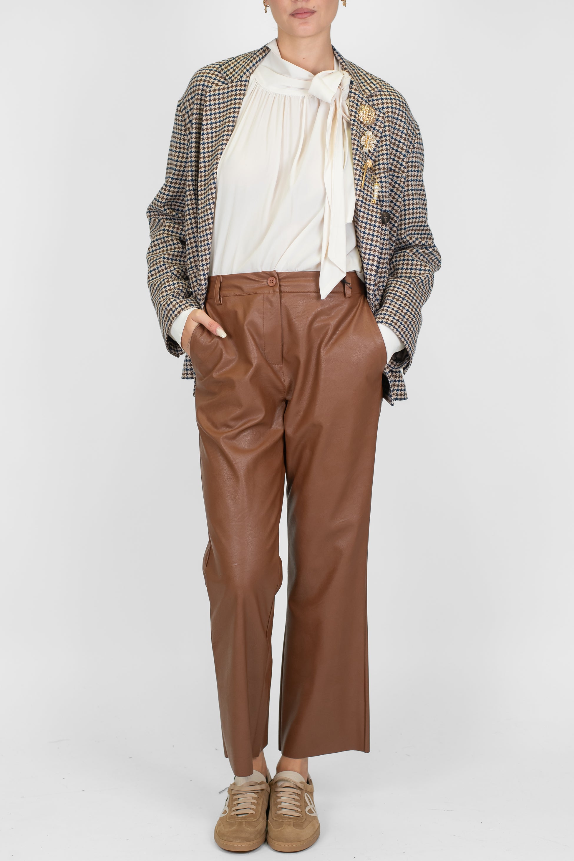 Tensione in - Pantalone a trombetta in ecopelle con elastico sul retro