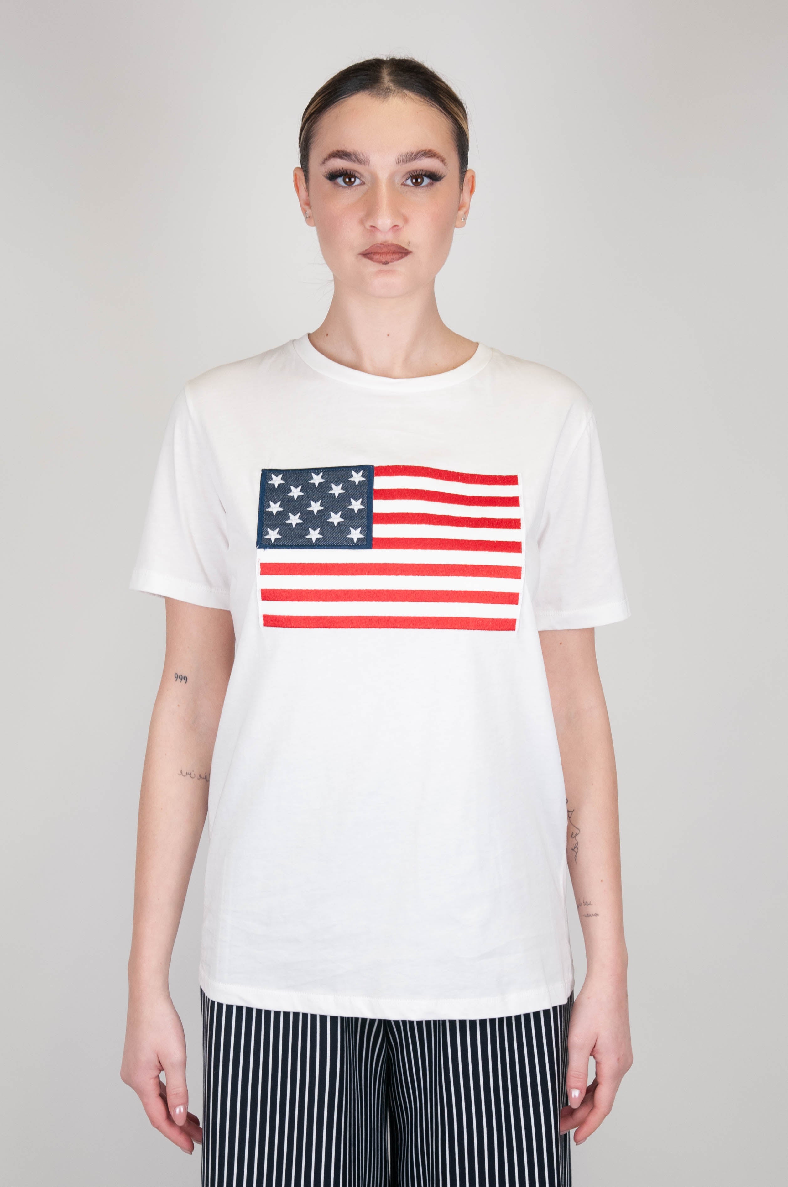 Tensione in - T-shirt con patch bandiera americana