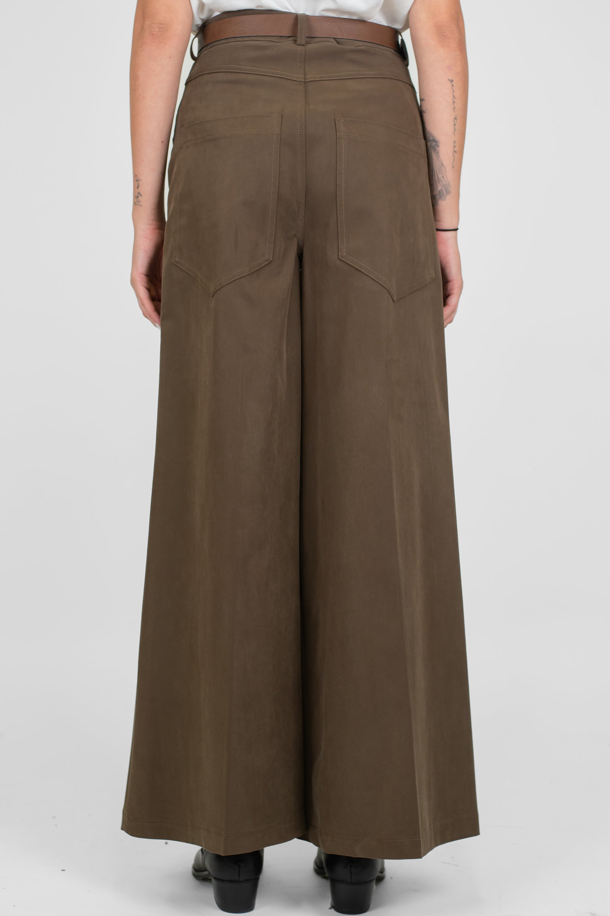 Tensione in - Pantalone palazzo con tasconi sul retro