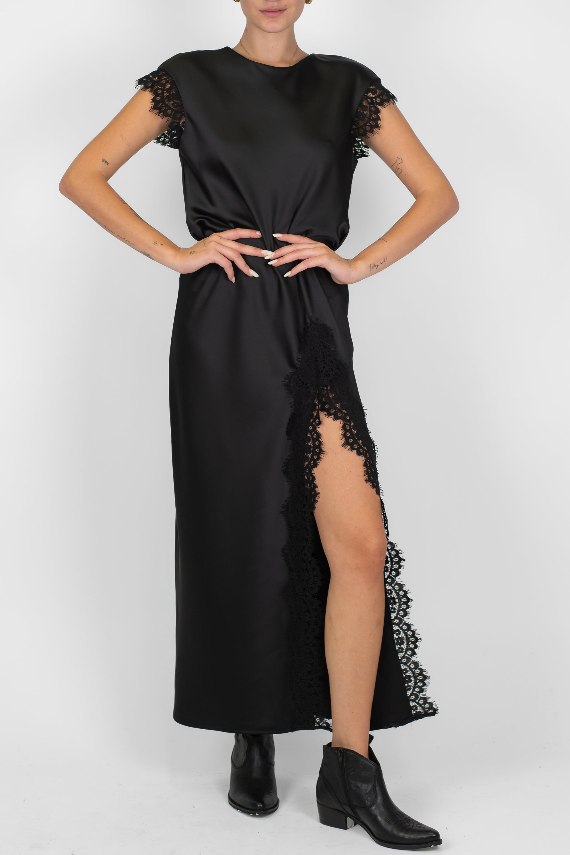 Motel - Abito lungo mezzamanica in satin con spacco laterale e profili in pizzo