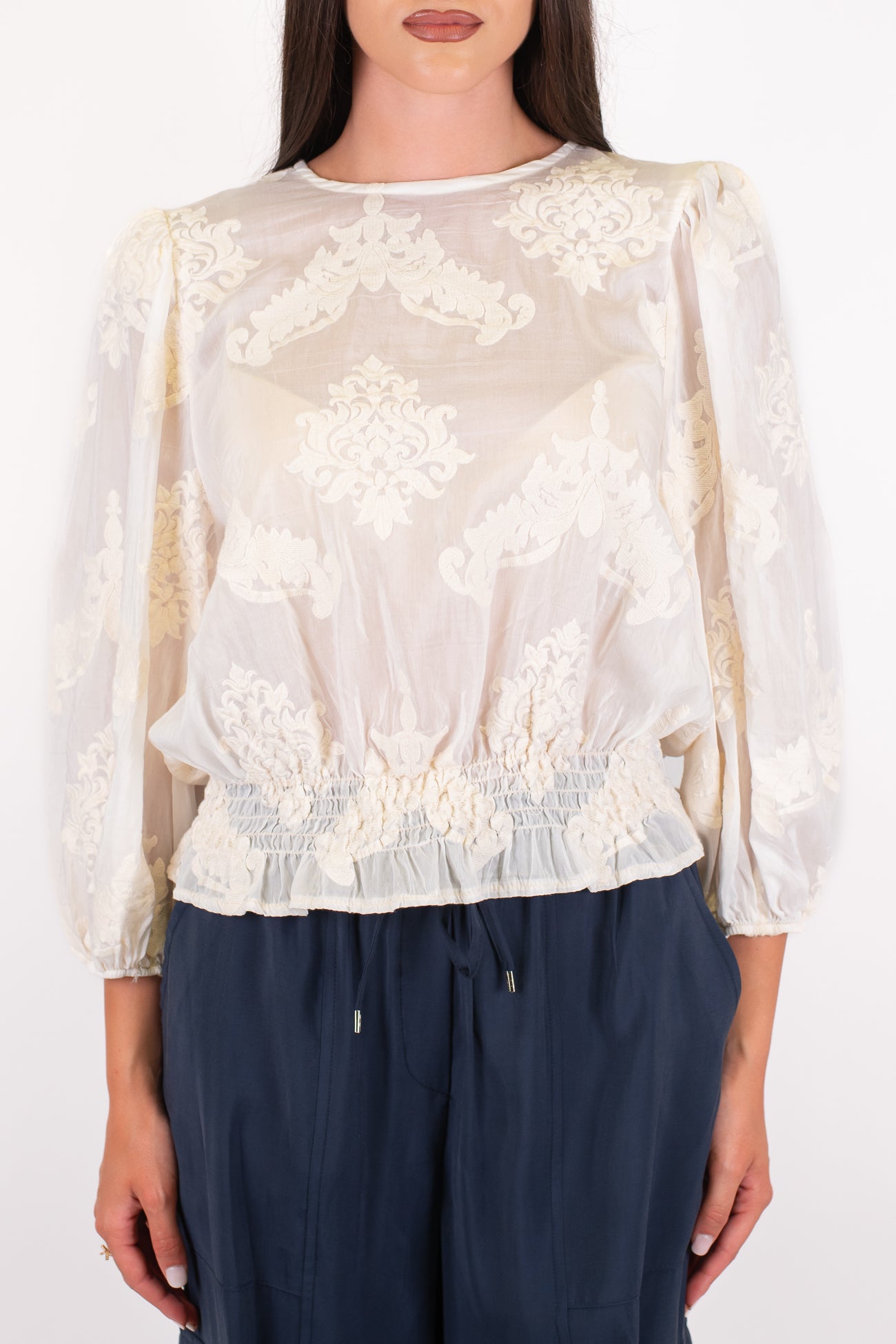 Tensione in - Blusa in misto seta con ricami tono su tono e manica tre quarti a sbuffo
