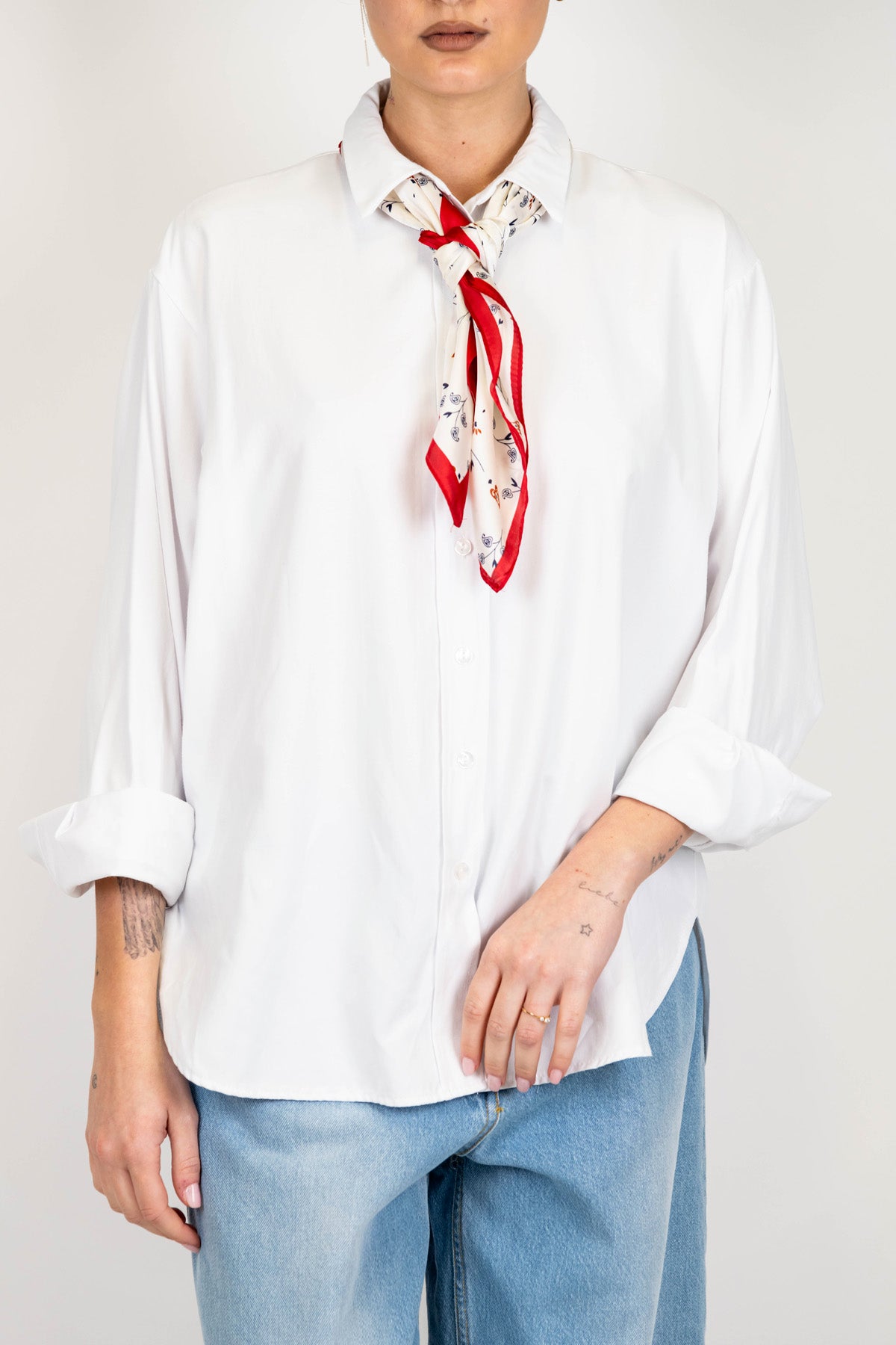 Motel - Camicia tinta unita con foulard fantasia al collo