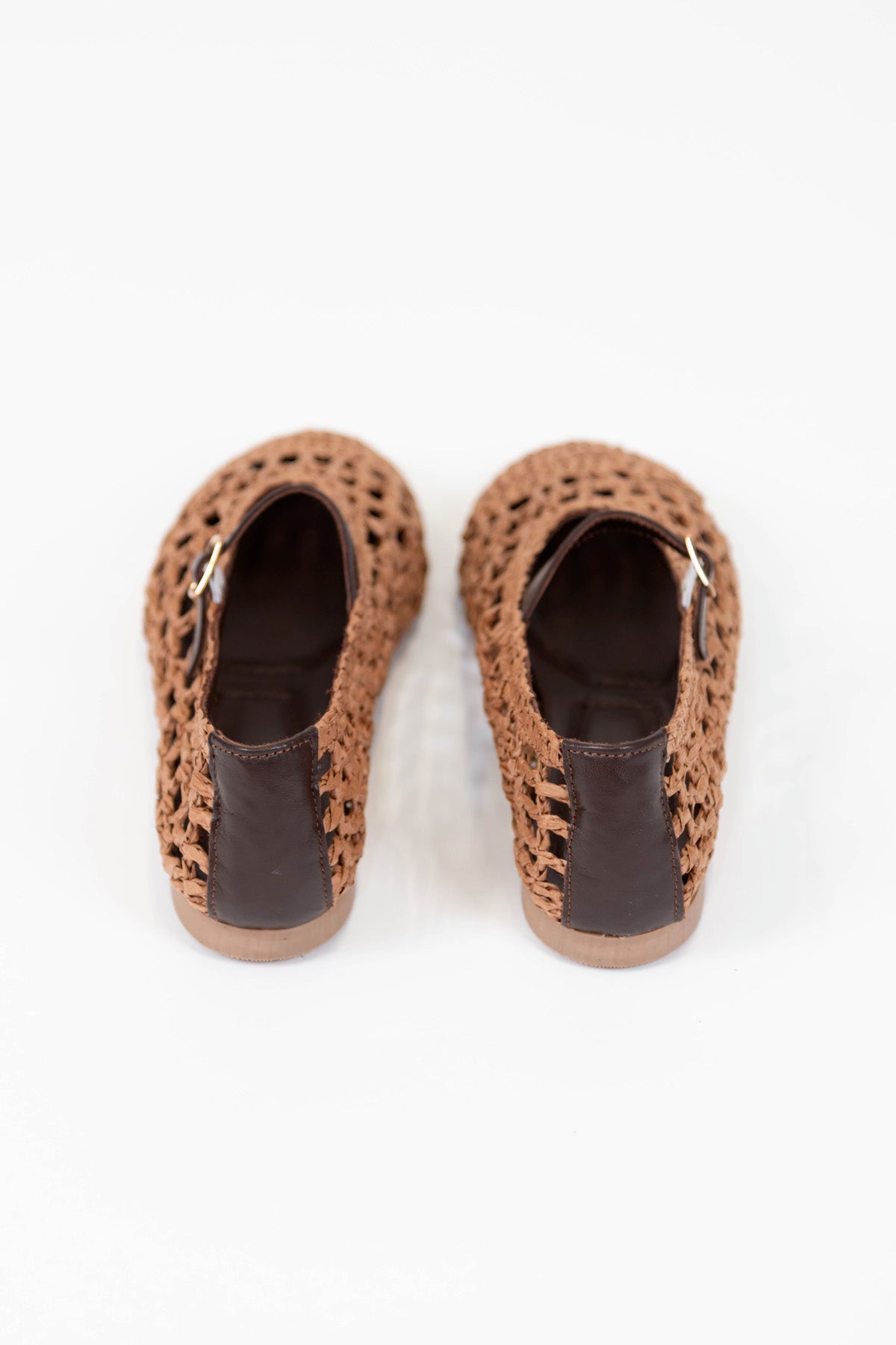 Ovyé - Ballerina in rafia traforata con cinturino in pelle