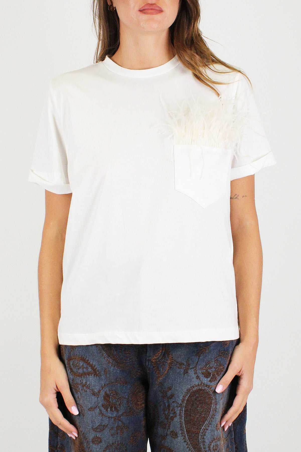 Motel - T-shirt con taschino con dettagli piume