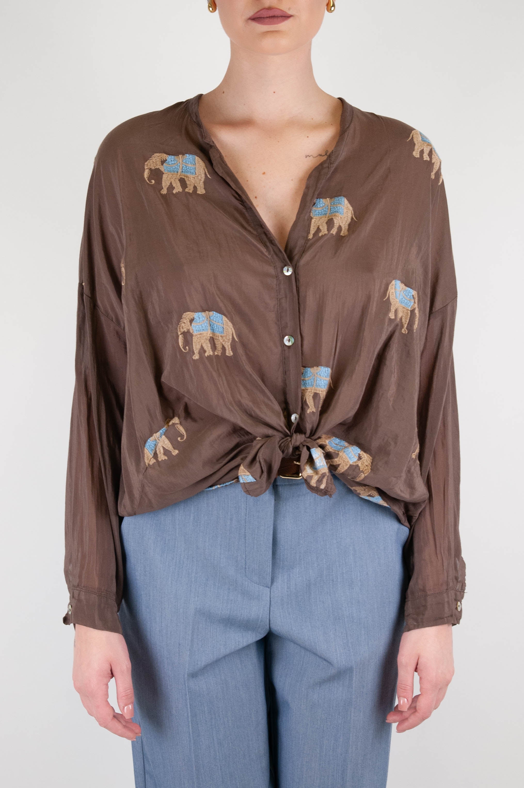 Tensione in - Camicia in misto seta con ricami elefanti e nodo sul fondo
