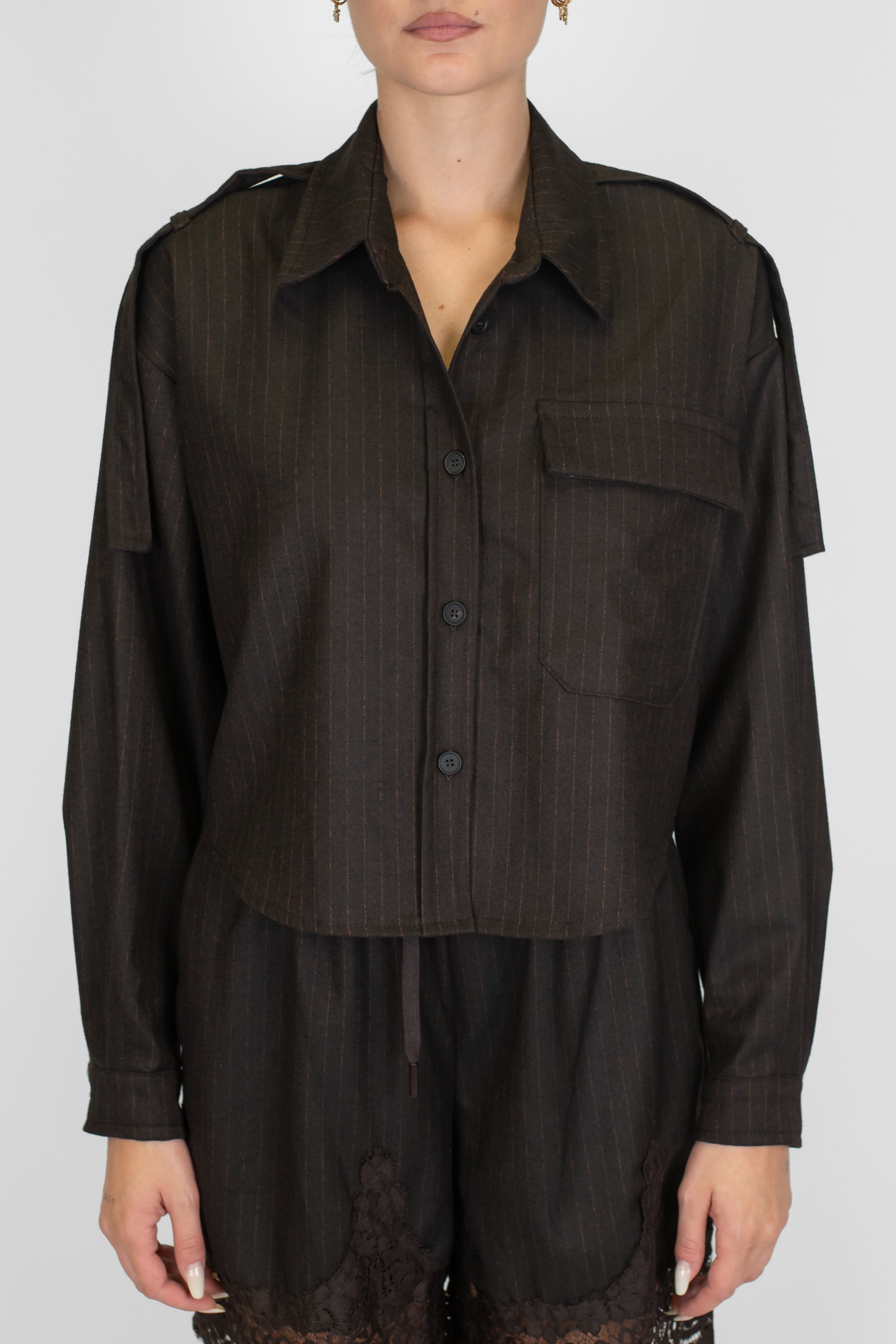 Tensione in - Camicia crop gessata con tascone sul petto