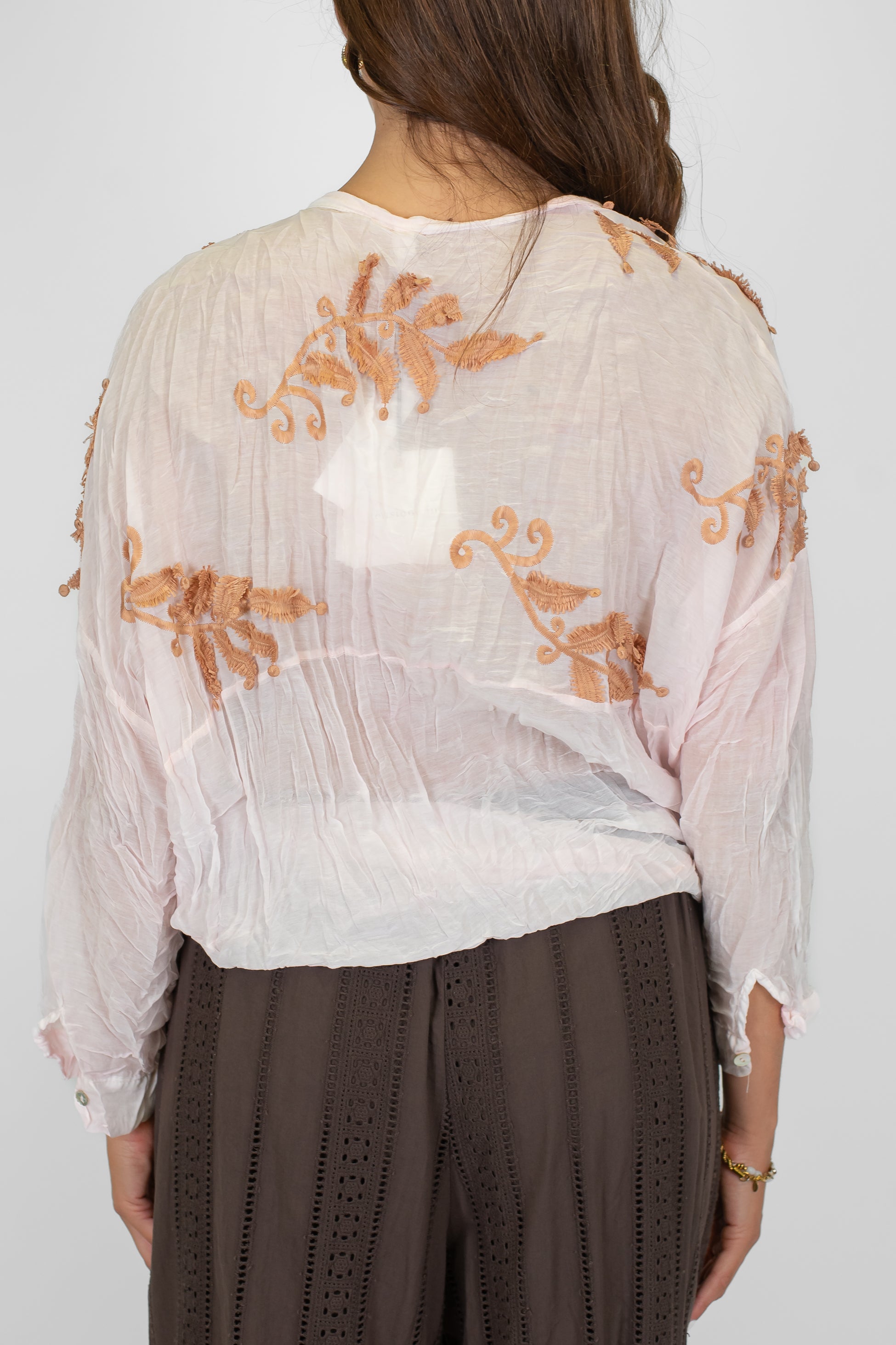 Tensione in - Camicia in misto seta con ricami a contrasto e collo coreano