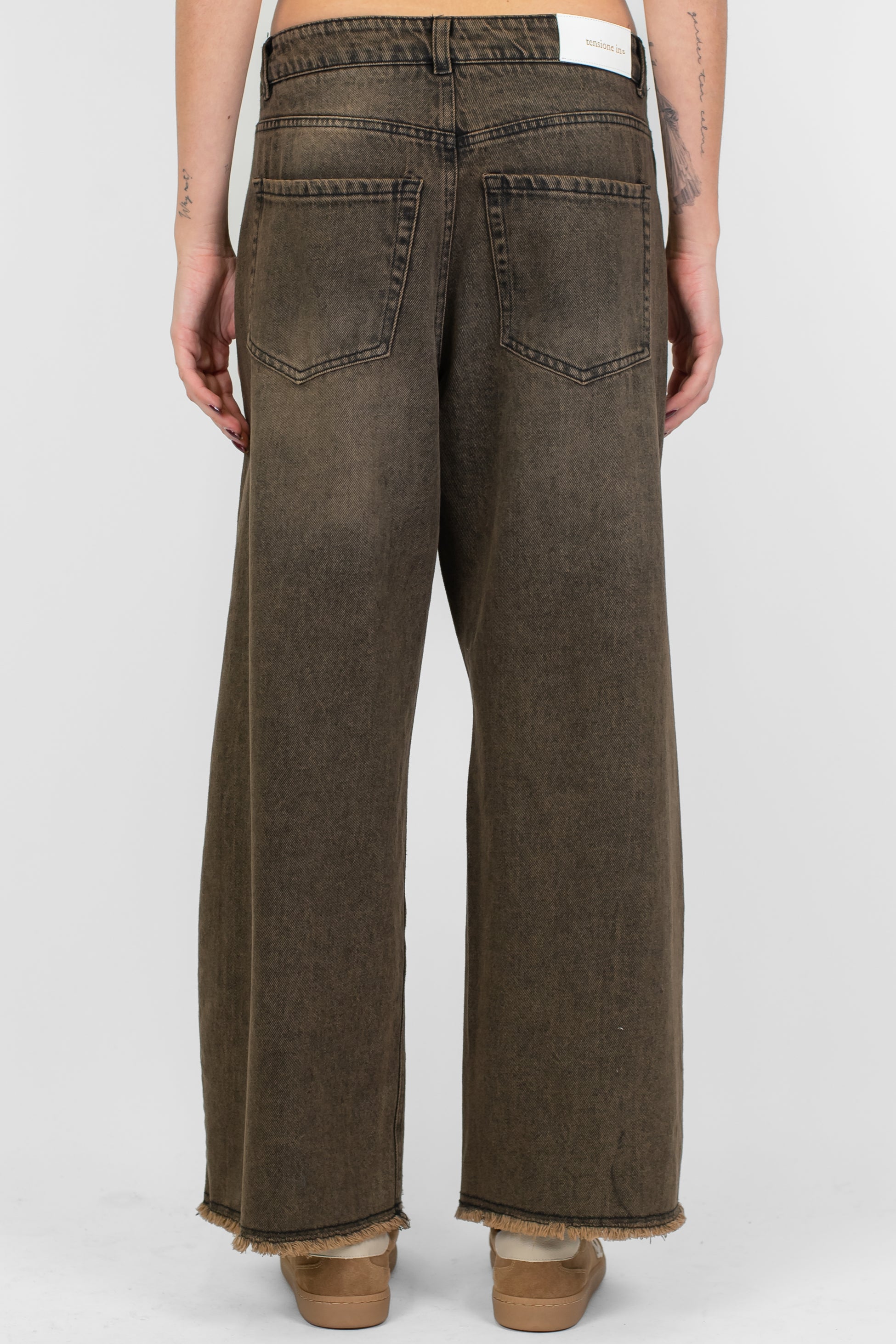 Tensione in - Jeans regular lavaggio sabbiato scuro sfrangiato sul fondo