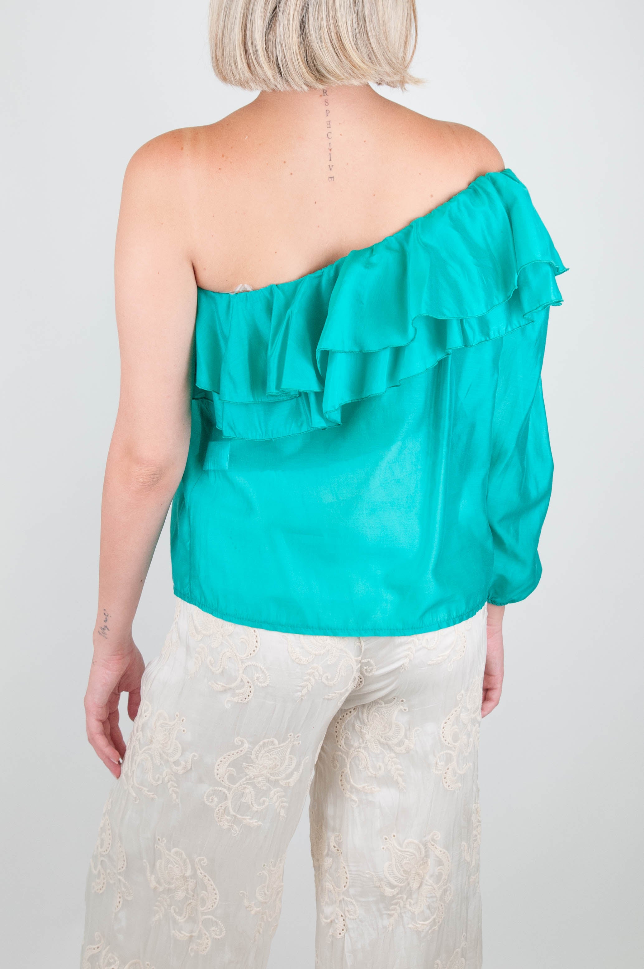 Tensione in - Blusa monospalla con rouches