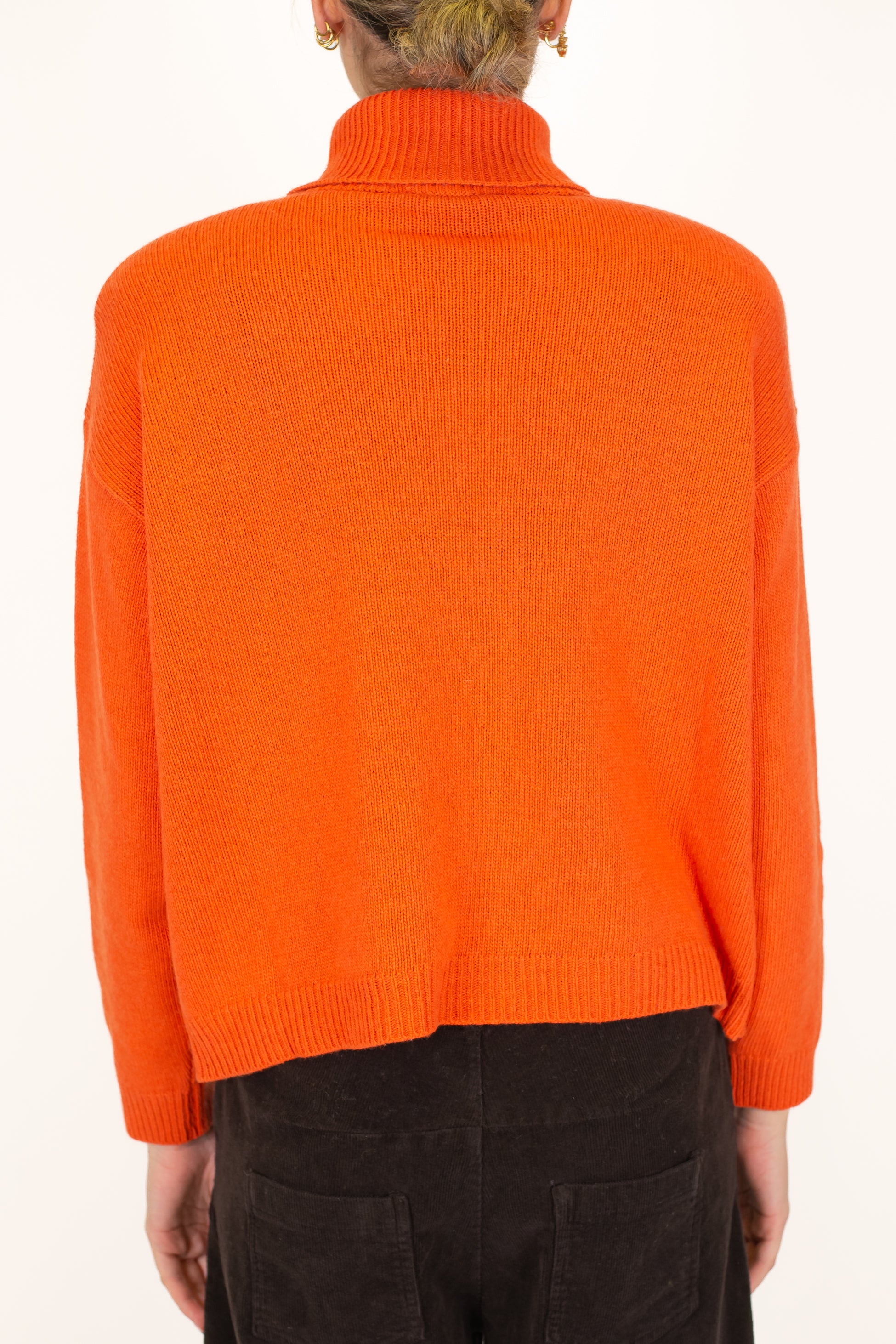 Motel - Dolcevita in misto lana con spalline e spilla gioiello