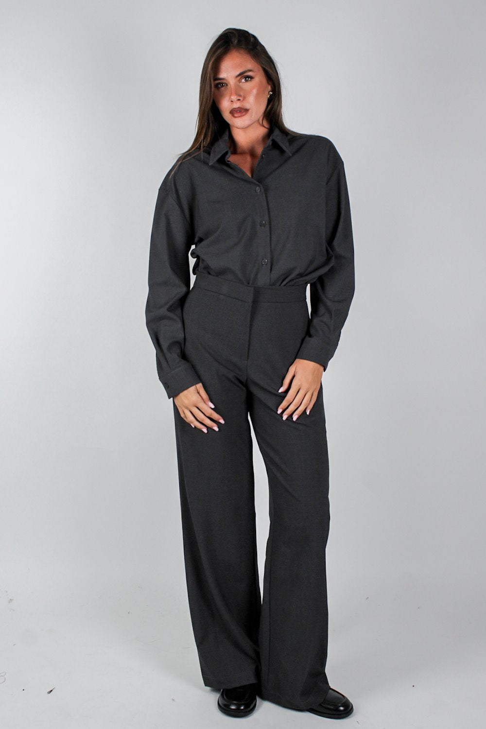 Tensione in - Coordinato tinta unita con camicia e pantalone palazzo