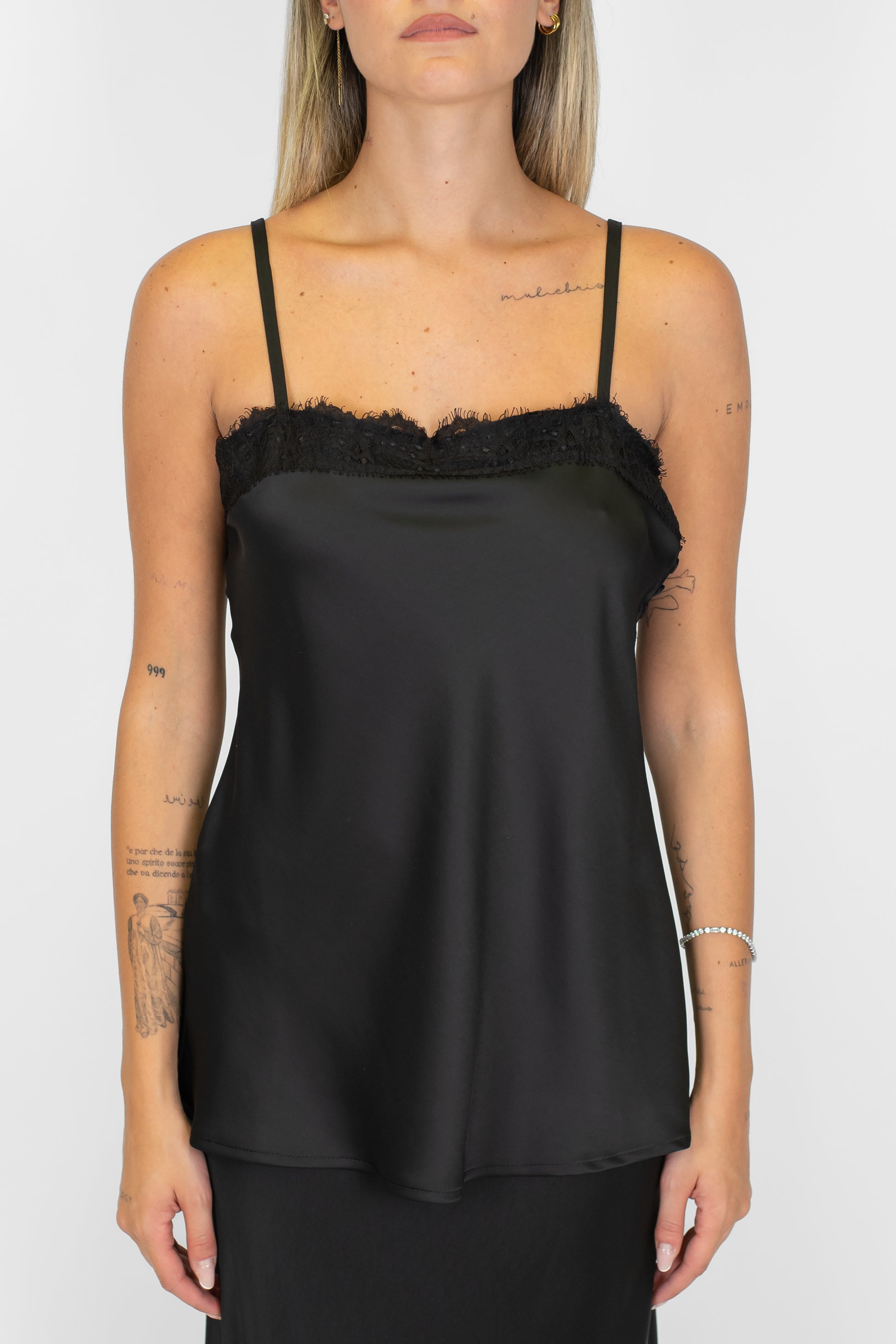 Tensione in - Top in satin con profilo in pizzo