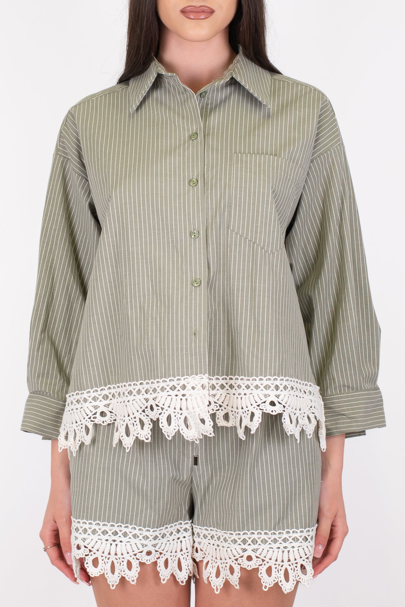 Motel - Coordinato camicia e shorts fantasia a righe con pizzo sul fondo