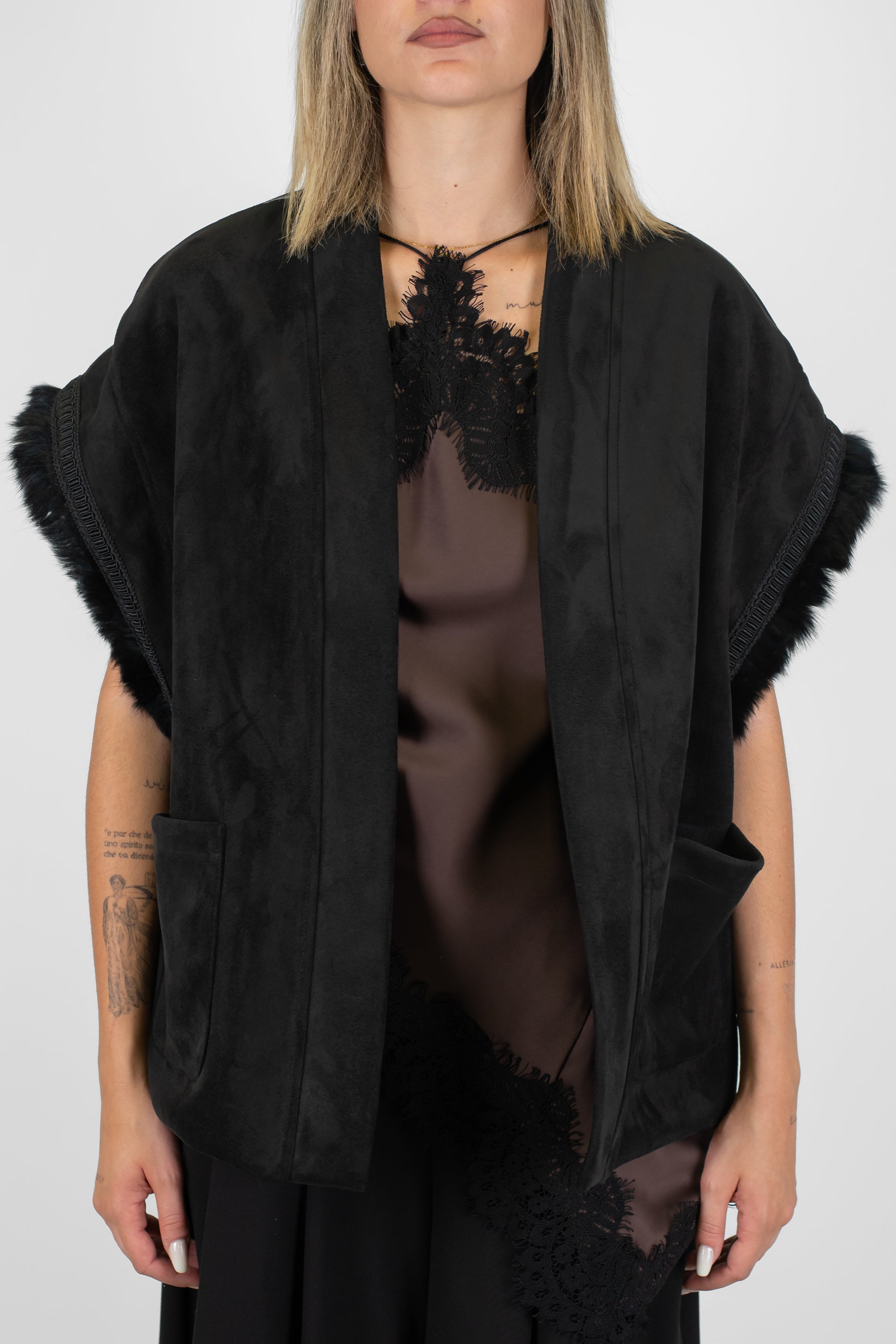 Dixie - Gilet aperto in camoscio con tasconi e frange sulla manica