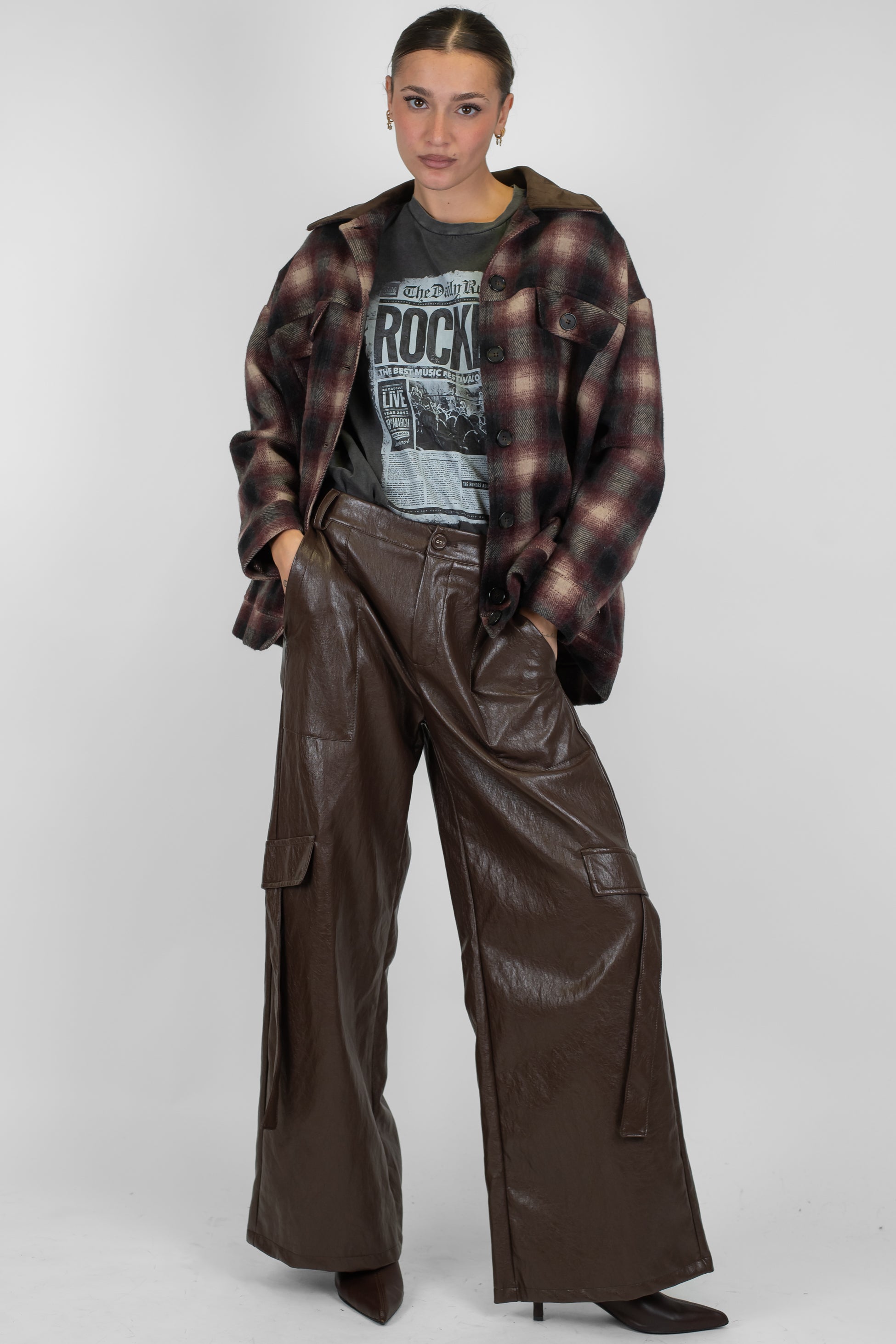 Tensione in - Pantalone cargo palazzo in ecopelle con elastico sul retro