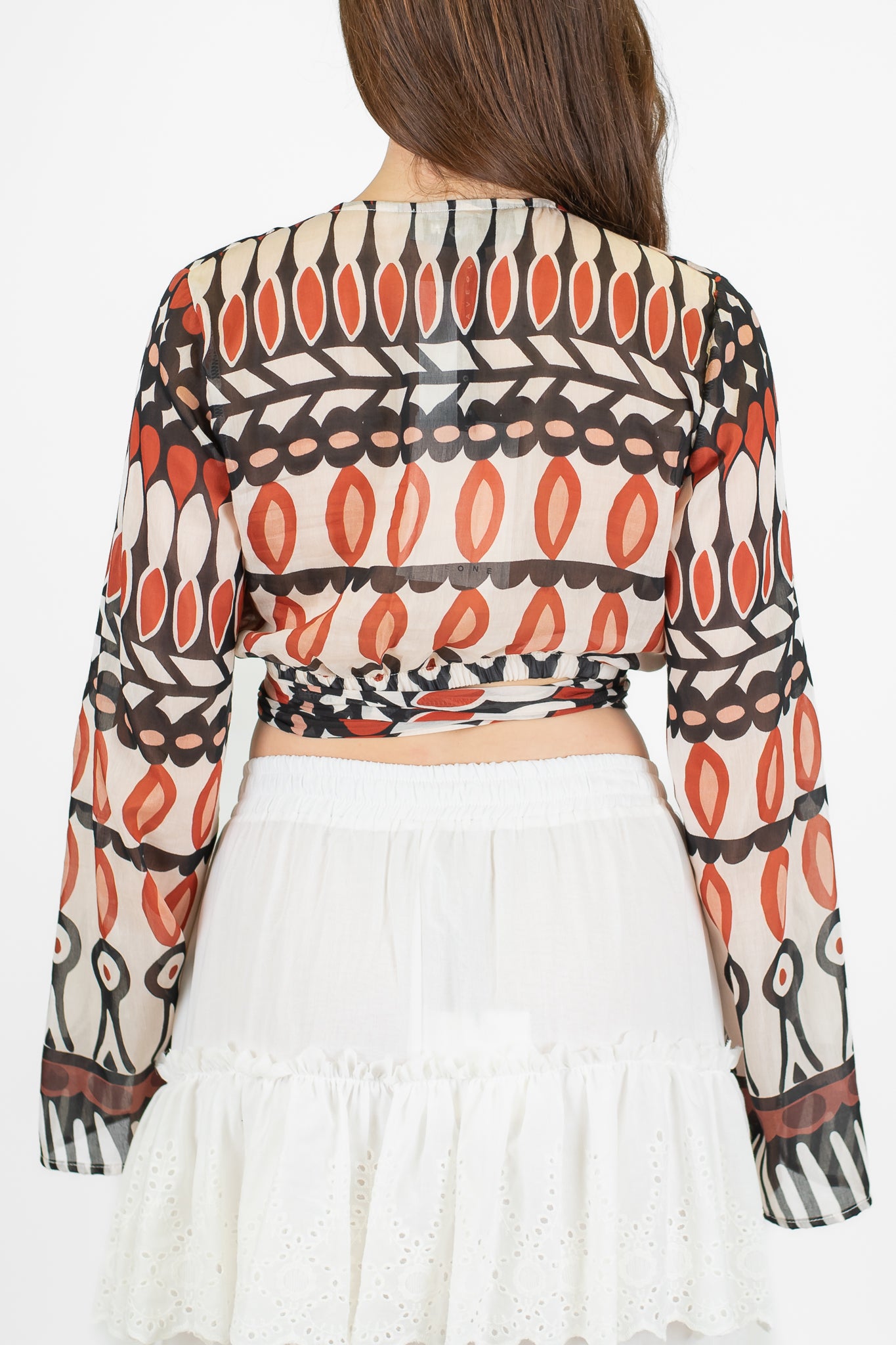 Haveone - Blusa crop fantasia etnica in misto seta con chiusura fiocco al centro