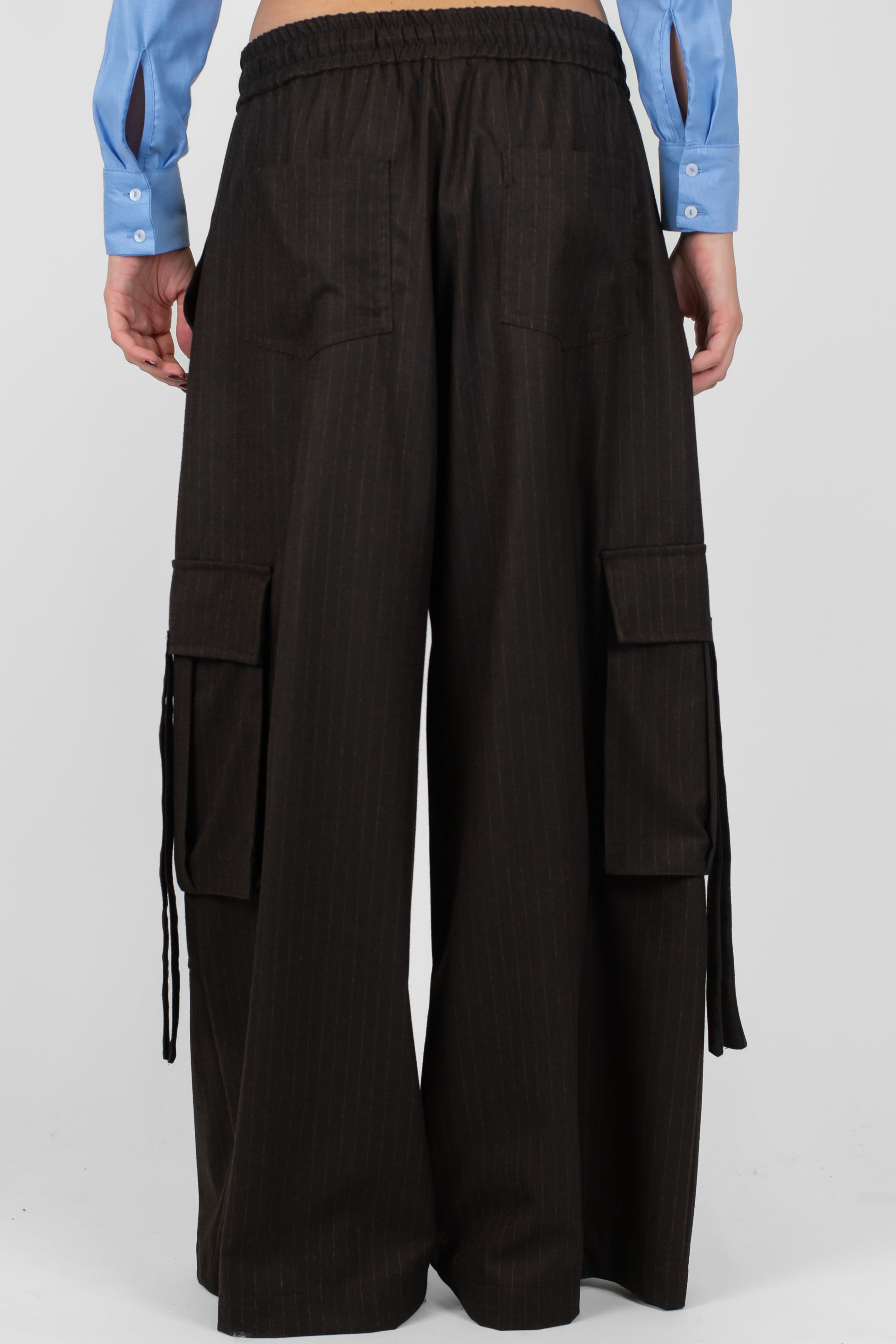 Tensione in - Pantalone cargo palazzo gessato con coulisse