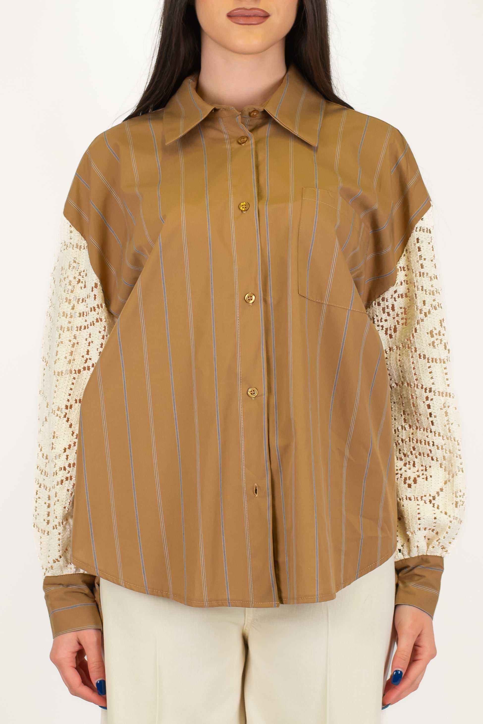 Tensione in - Camicia over gessata con maniche in crochet