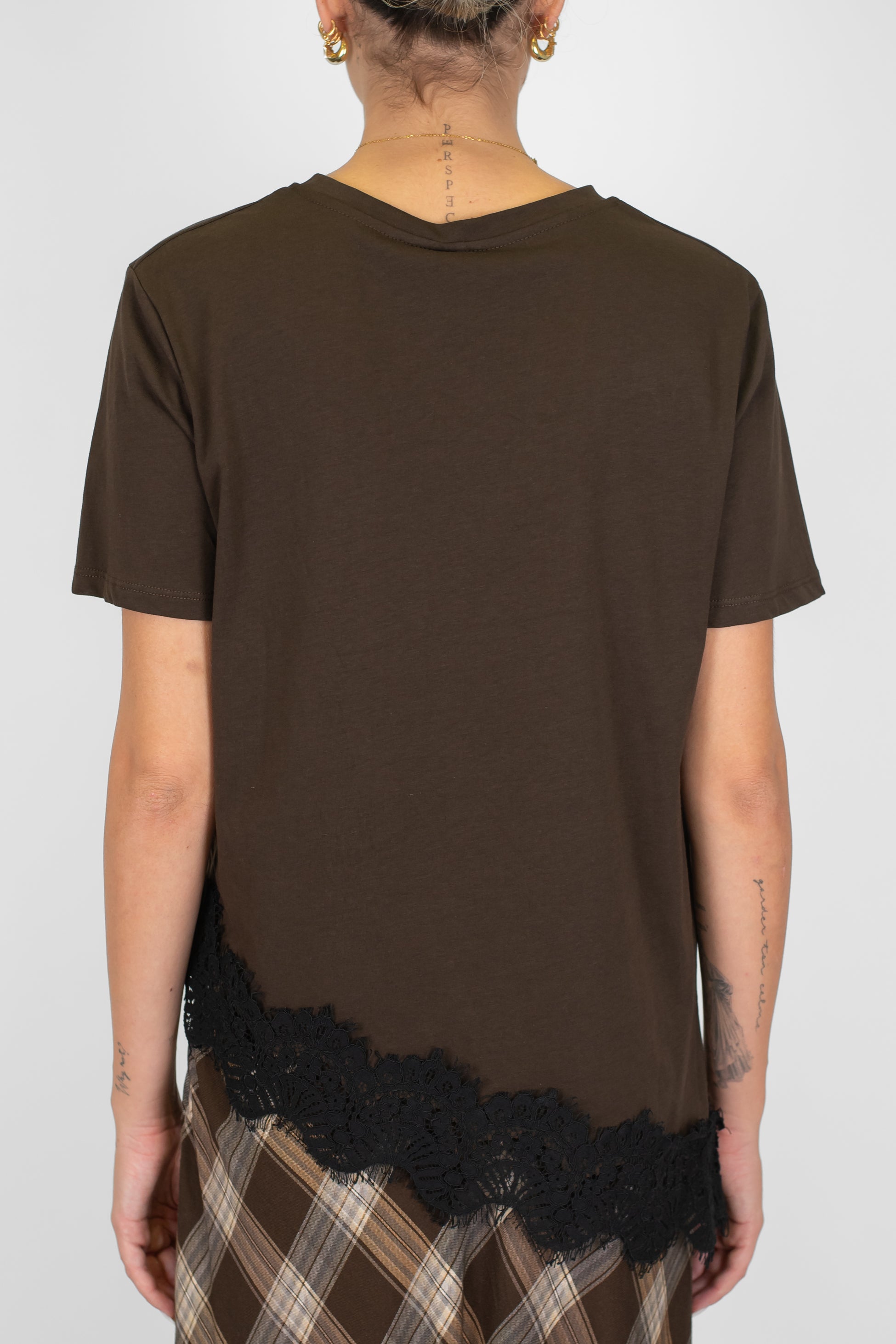 Tensione in - T-shirt asimmetrica con fondo in pizzo