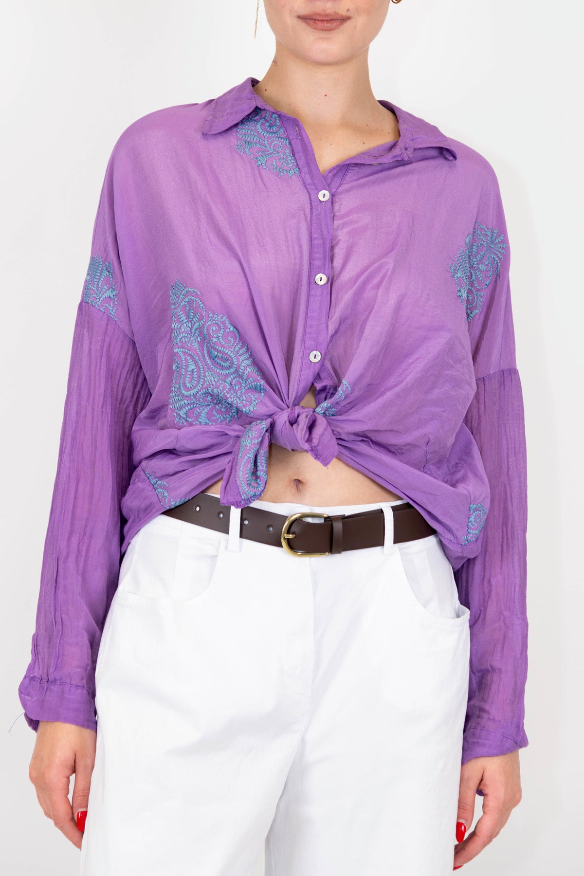 Tensione in - Camicia in misto seta con ricami a contrasto