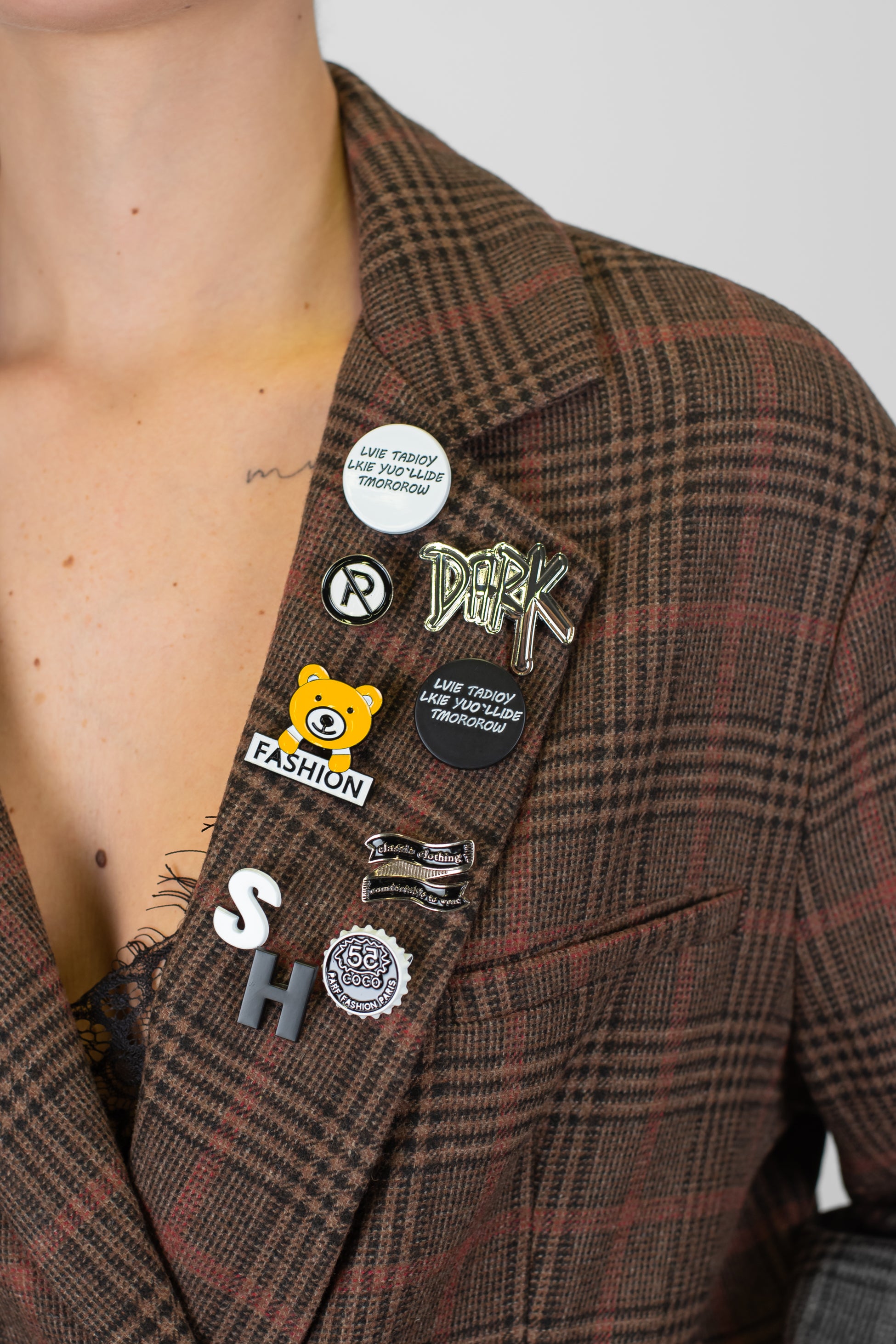 Tensione in -Giacca doppiopetto a scatola in misto lana con spille