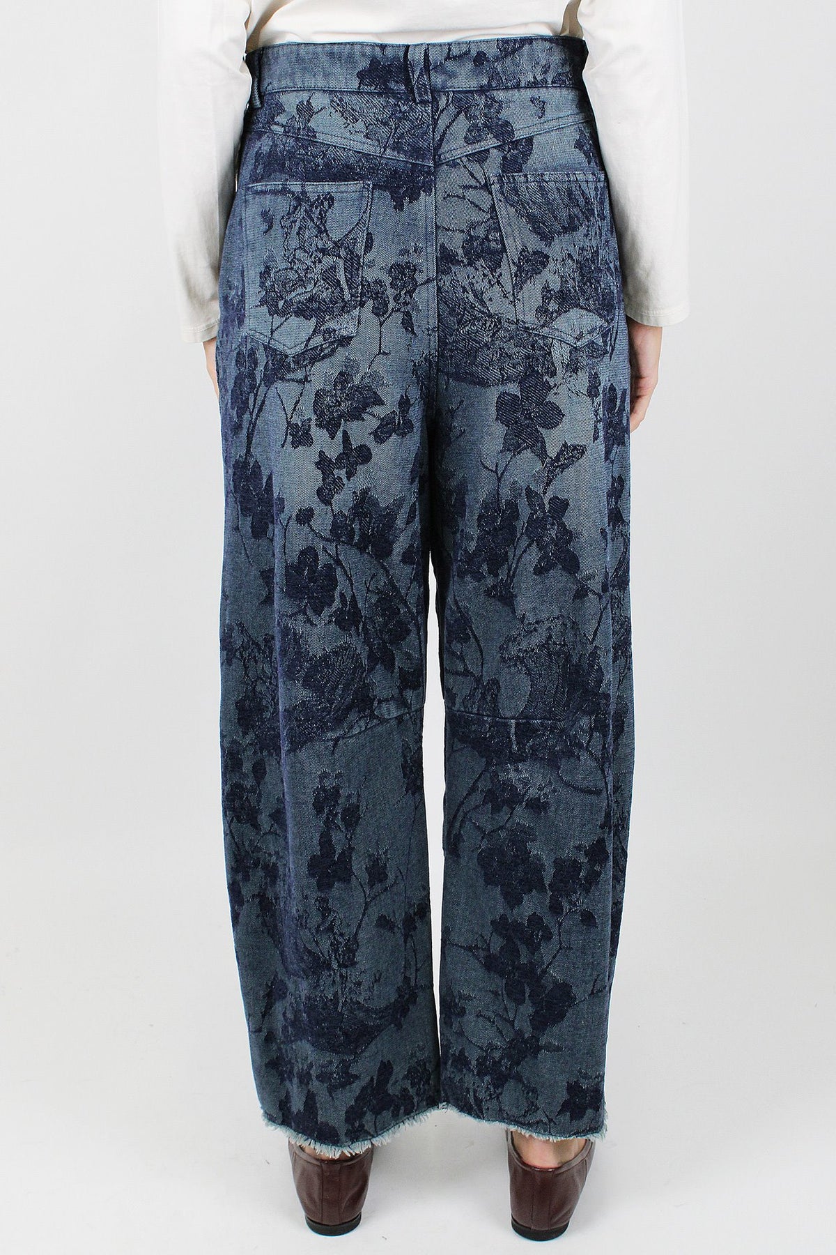 Motel - Pantalone balloon effetto denim con fantasia floreale ricamata tono su tono
