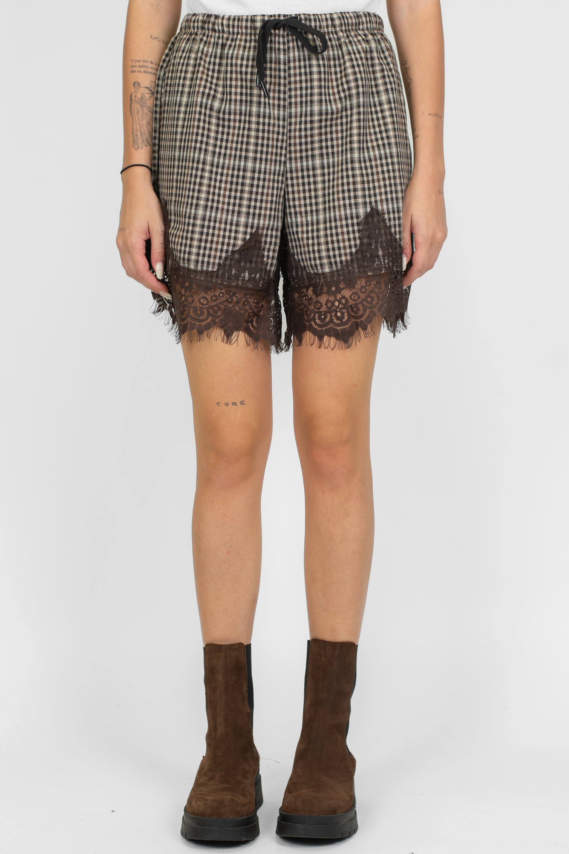 Tensione in - Shorts microfantasia quadri con coulisse e orli in pizzo