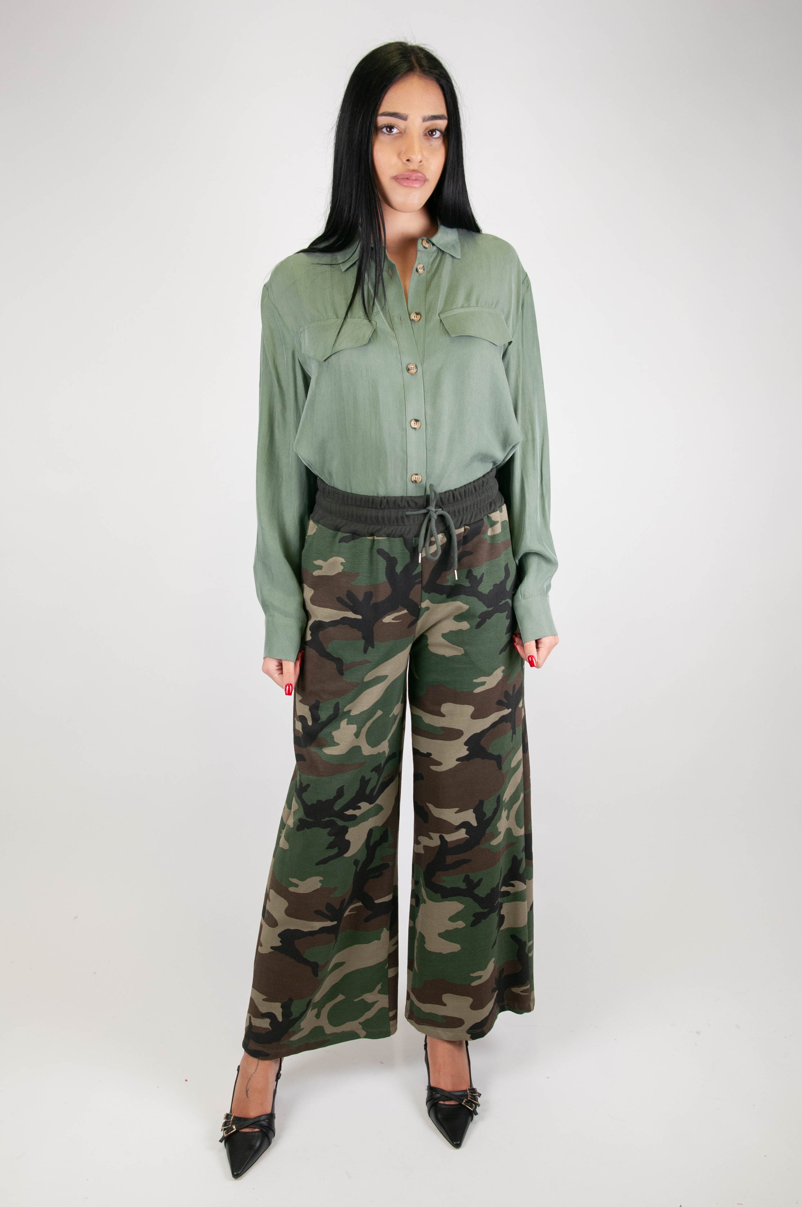 Tensione in - Pantalone palazzo camouflage con coulisse