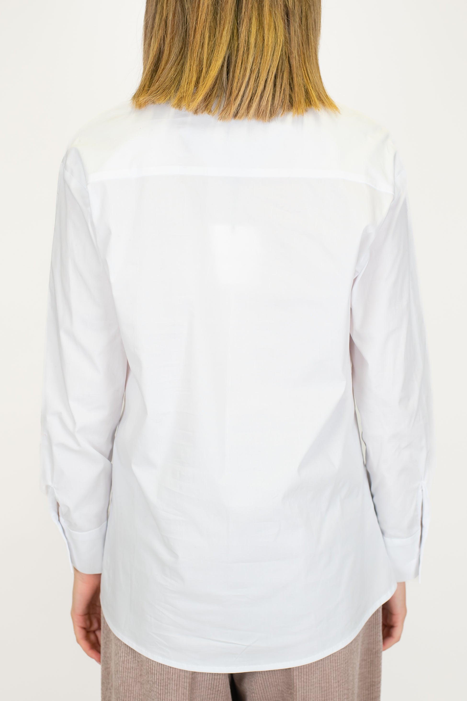 Tensione in - Camicia con cravattino in ecopelle