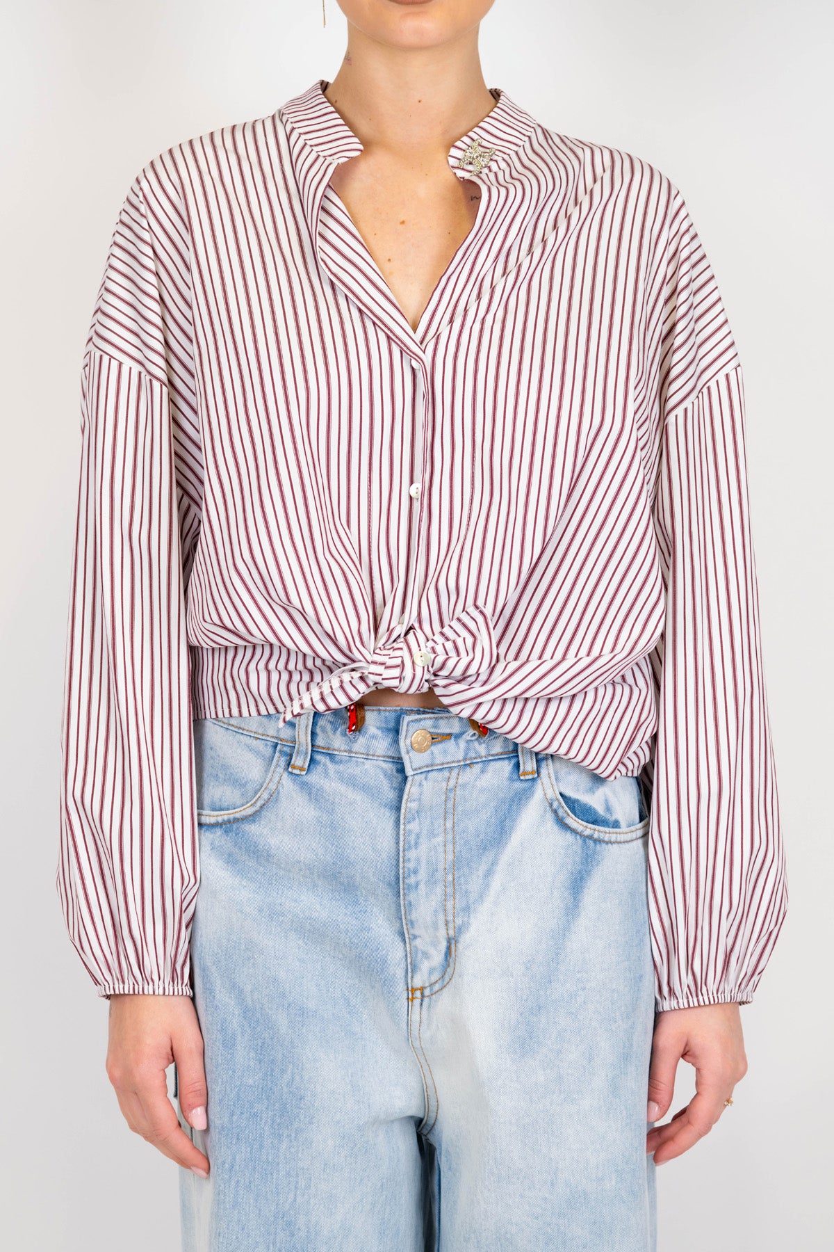 Tensione in - Camicia a righe con collo coreano e spilla