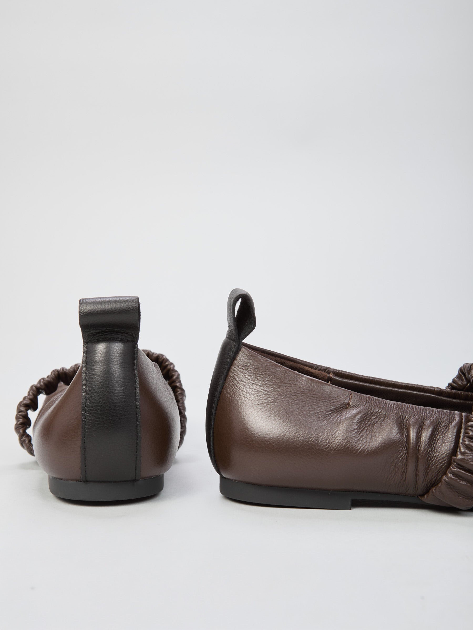 Ovyé - Ballerina in pelle arricciata con punta quadrata ed elastico sul collo piede