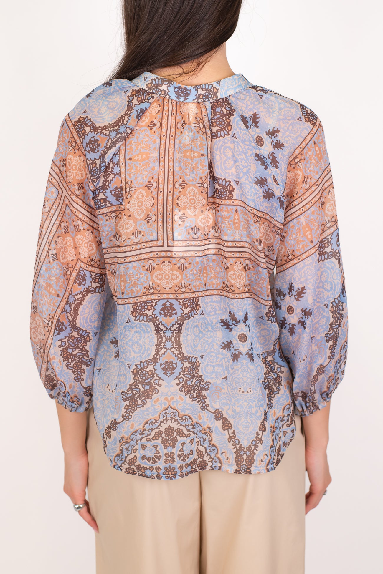 Tensione in - Camicia fantasia astratta in lyocell con manica tre quarti e collo coreano con laccetti