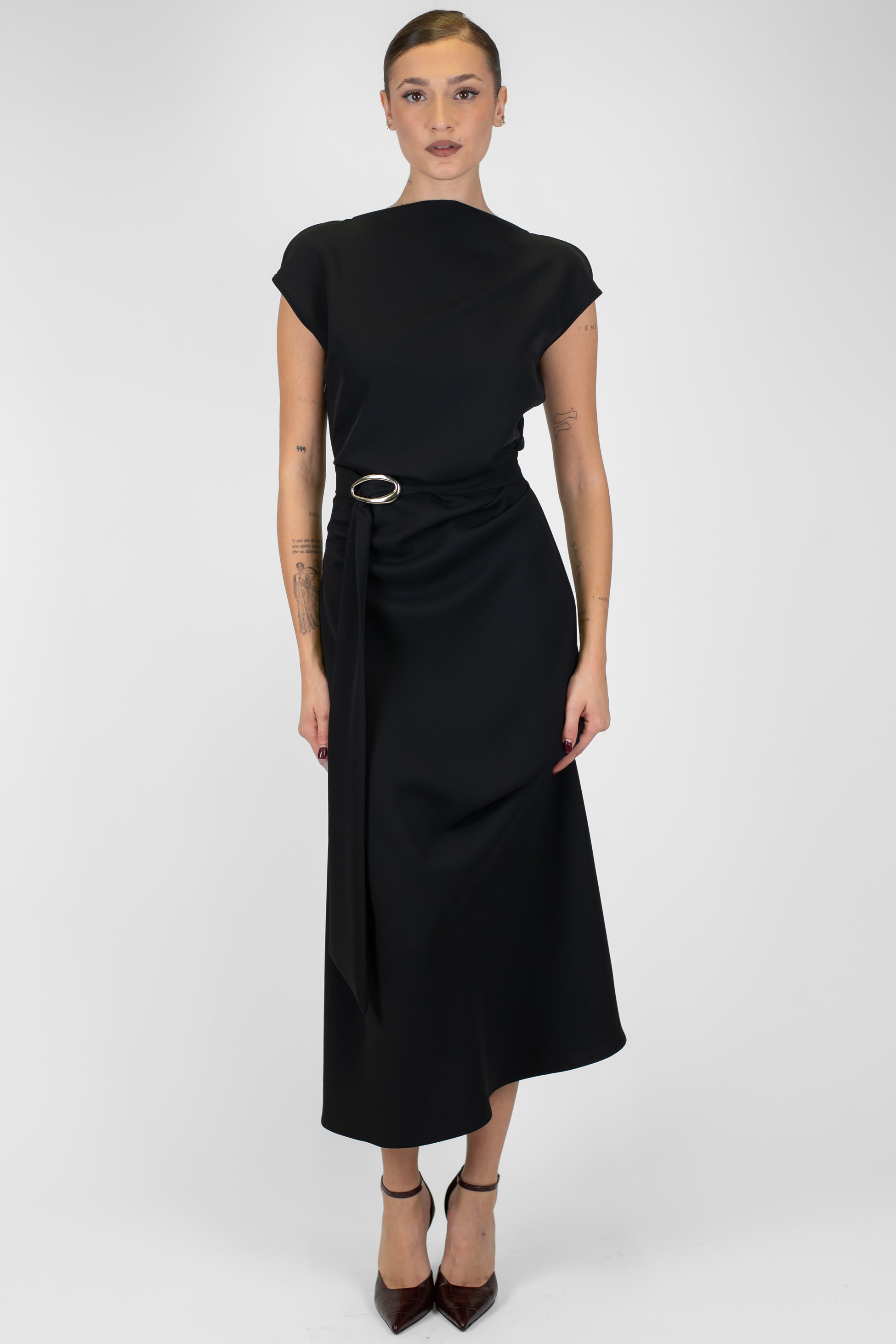 Imperial - Abito lungo mezzamanica con scollo a V sul retro, spacco laterale e cintura in tessuto