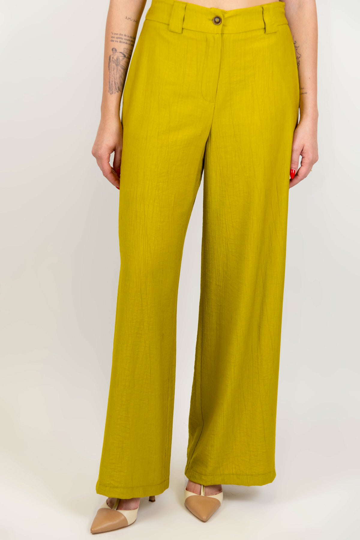 Tensione in - Tailleur in viscosa leggera con giacca monopetto e pantalone palazzo con elastico sul retro